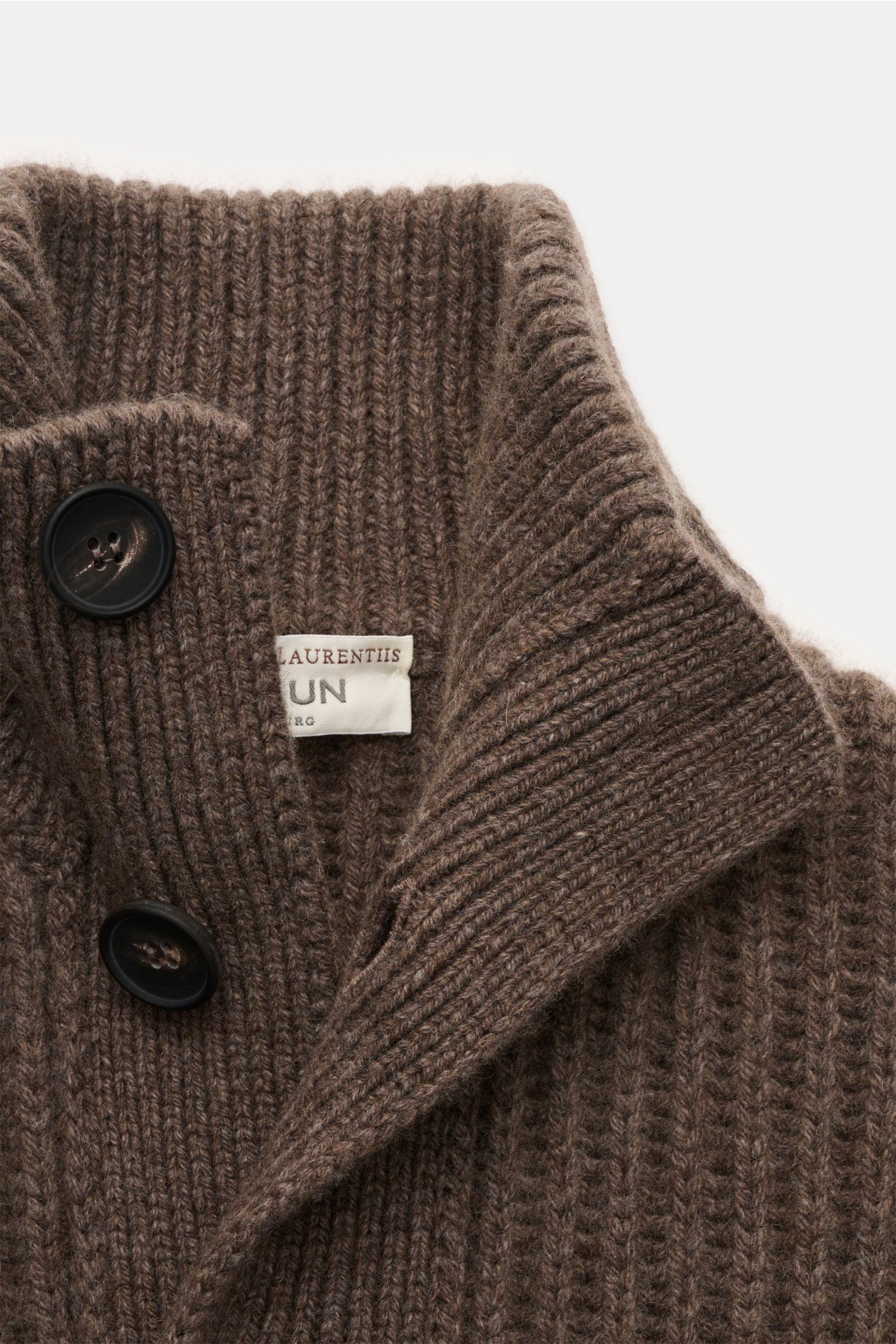 Filippo de Laurentiis Cashmere Cardigan graubraun, Slim Fit, Patent-Strickmuster, stehender Kragen, kragenhohe Knopfleiste, Detailfoto von oben.