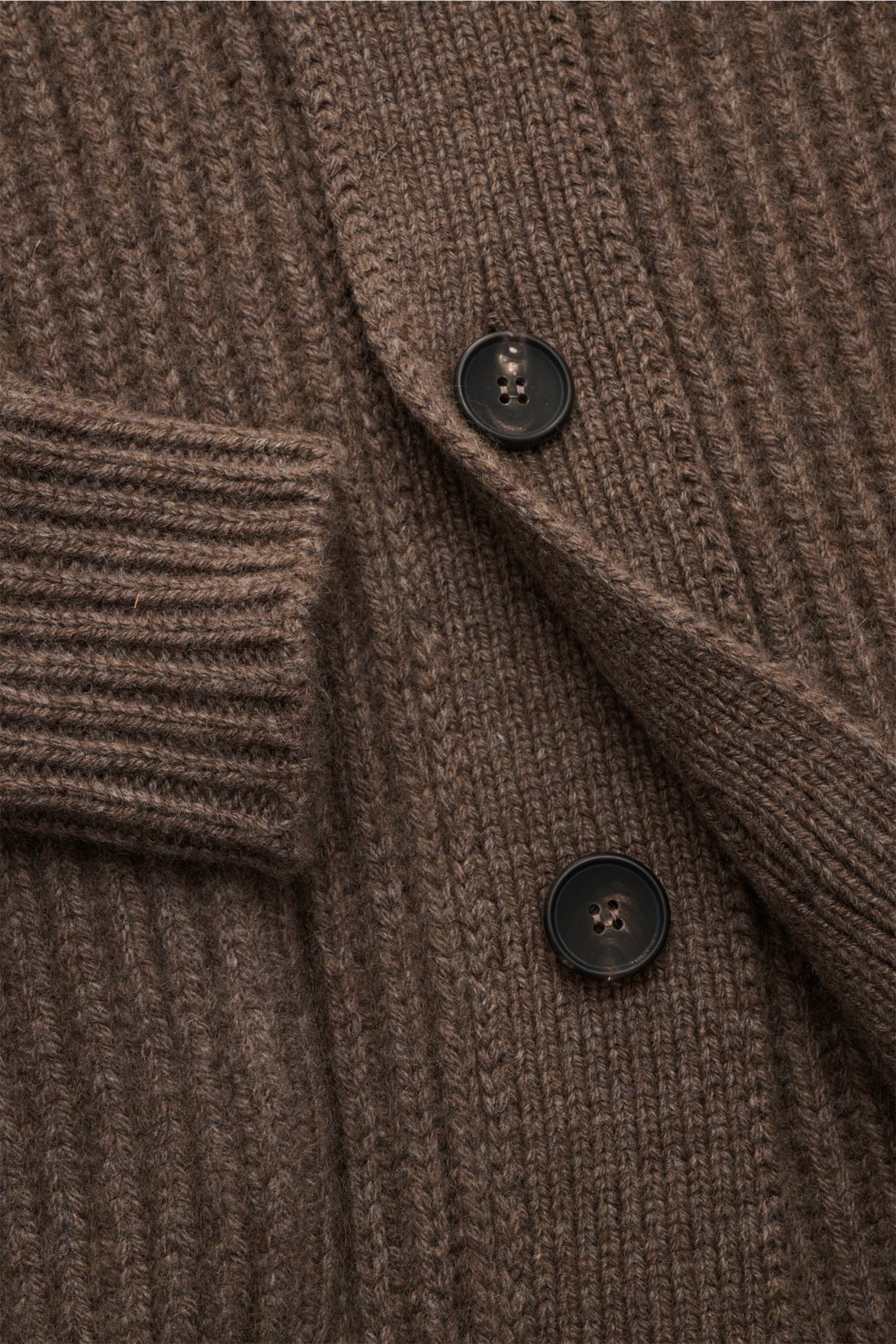 Filigraner Detailblick auf den graubraunen Filippo de Laurentiis Cashmere Cardigan mit markantem Patent-Strick, Knopfleiste und Rippbündchen.