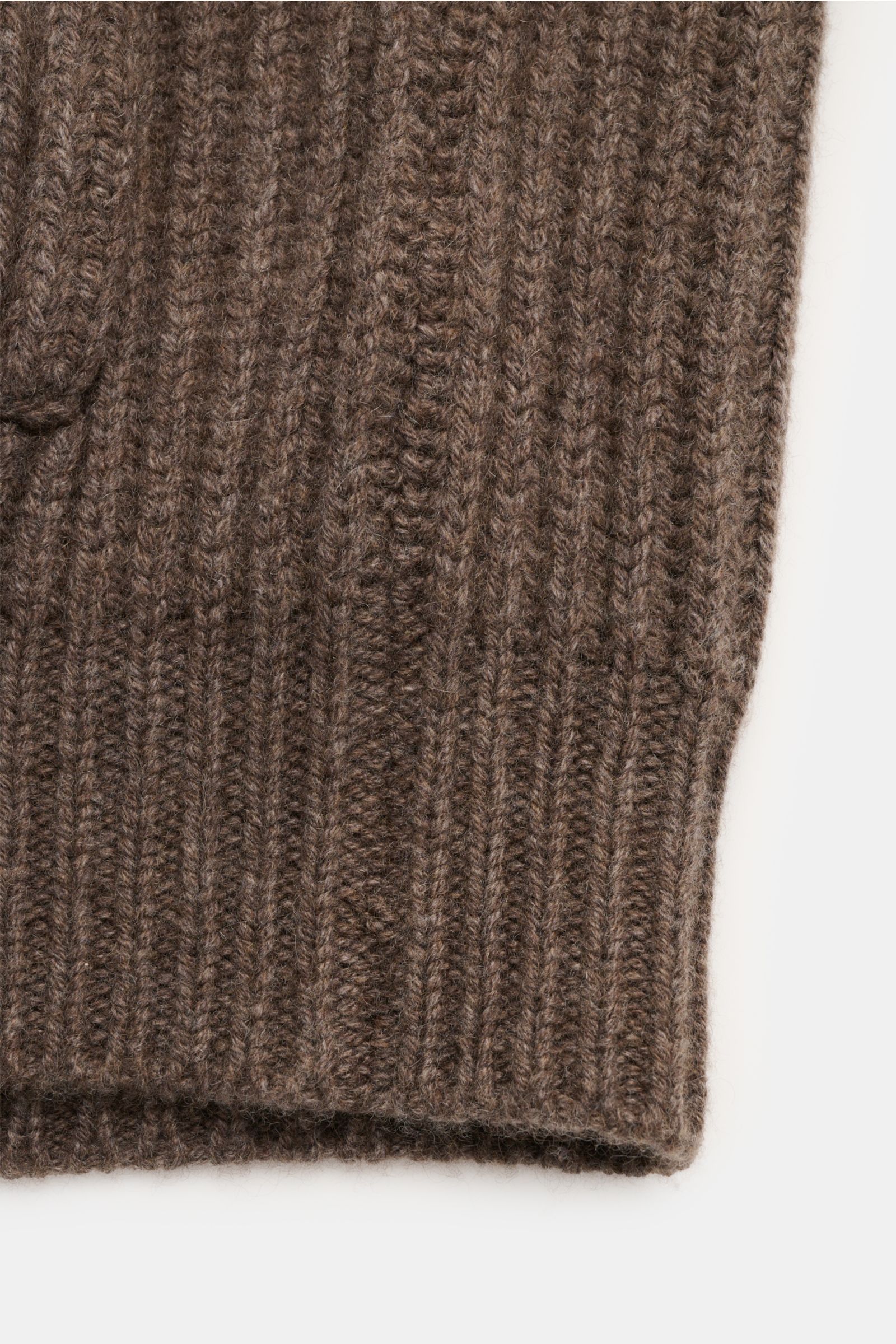 Filippo de Laurentiis Cashmere Cardigan graubraun, Detailaufnahme des voluminösen Patent-Strickmusters mit Rippbündchen, Taschen und Stehkragen.