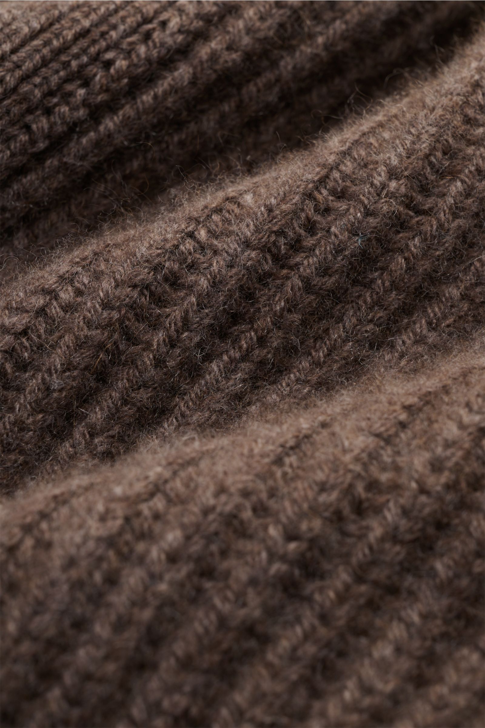 Filippo de Laurentiis Cashmere Cardigan graubraun Nahaufnahme des voluminösen Patent-Strickmusters aus reinem Cashmere, weicher Griff.