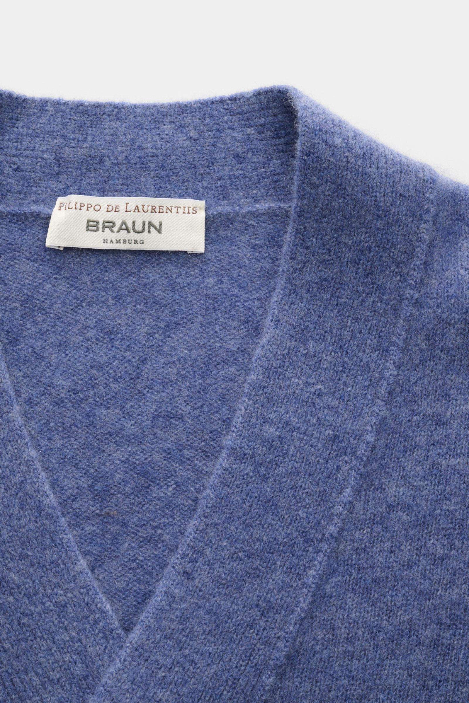 Nahaufnahme des Filippo de Laurentiis Cardigan rauchblau meliert von oben, mittelfeines Strickbild, weicher Griff, Mix aus Cashmere, Seide und Microfaser.
