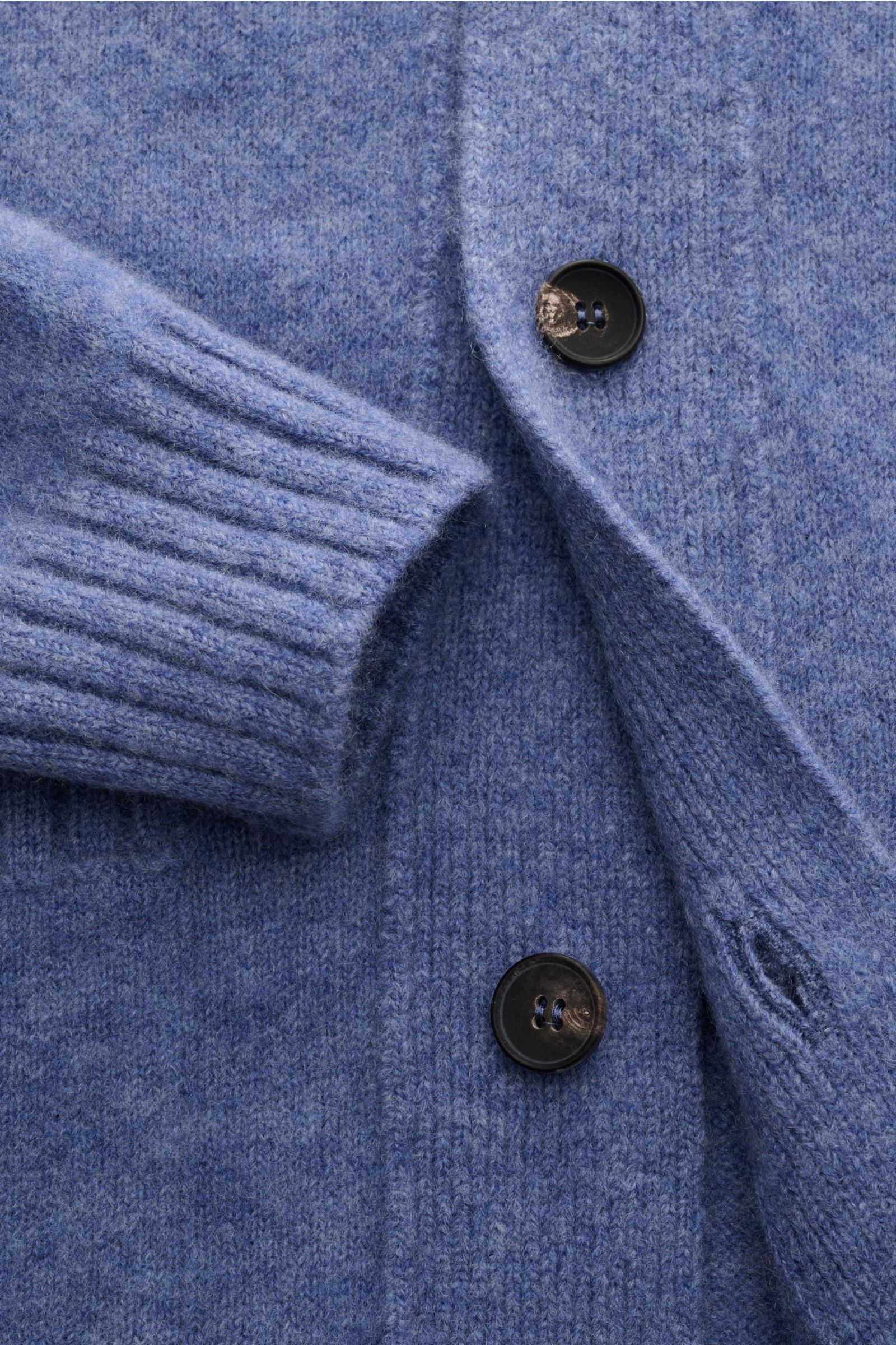 Filippo de Laurentiis Cardigan rauchblau meliert, Detailaufnahme von Knöpfen, Rippstrickbündchen, mittelfeinem Strickbild, weiche Cashmere-Seide-Microfaser-Mischung.