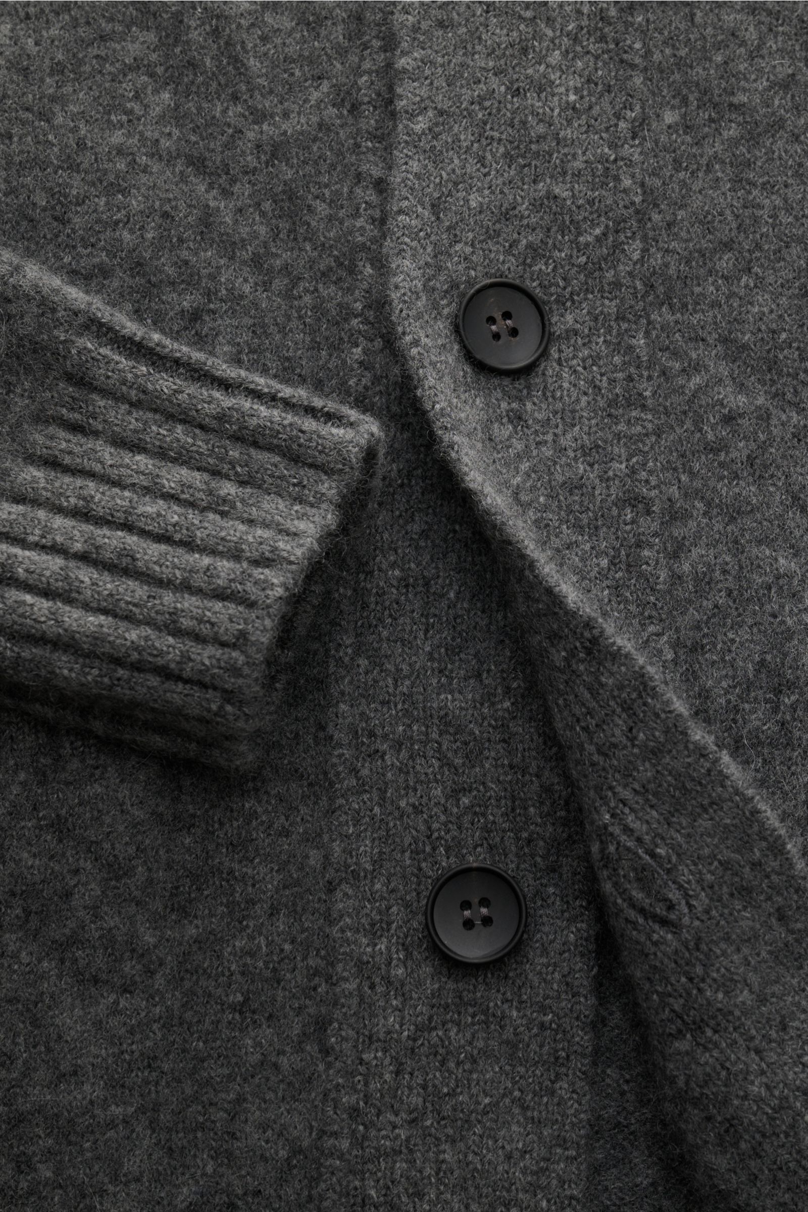 Filippo de Laurentiis Cardigan dunkelgrau meliert in Nahaufnahme von oben, weicher Cashmere-Seide-Mix, Regular Fit, Knöpfe, Rippbündchen.