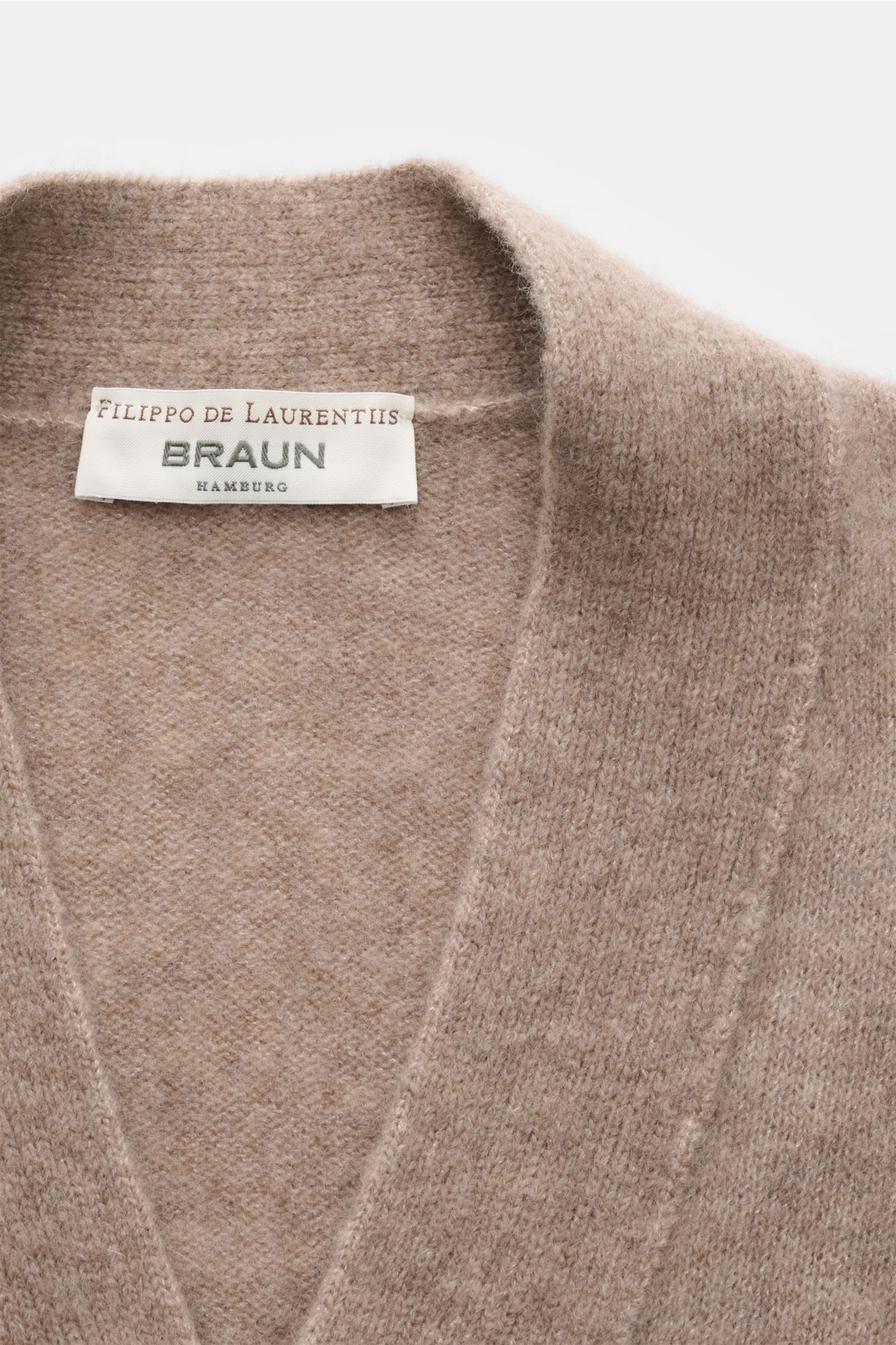 Close-up front view of the Filippo de Laurentiis Cardigan beige mottled, showing soft, medium-fine knit texture and label. A soft, luxurious blend of cashmere, silk and high-quality microfibre makes this cardigan by FILIPPO DE LAURENTIIS your new favourit
