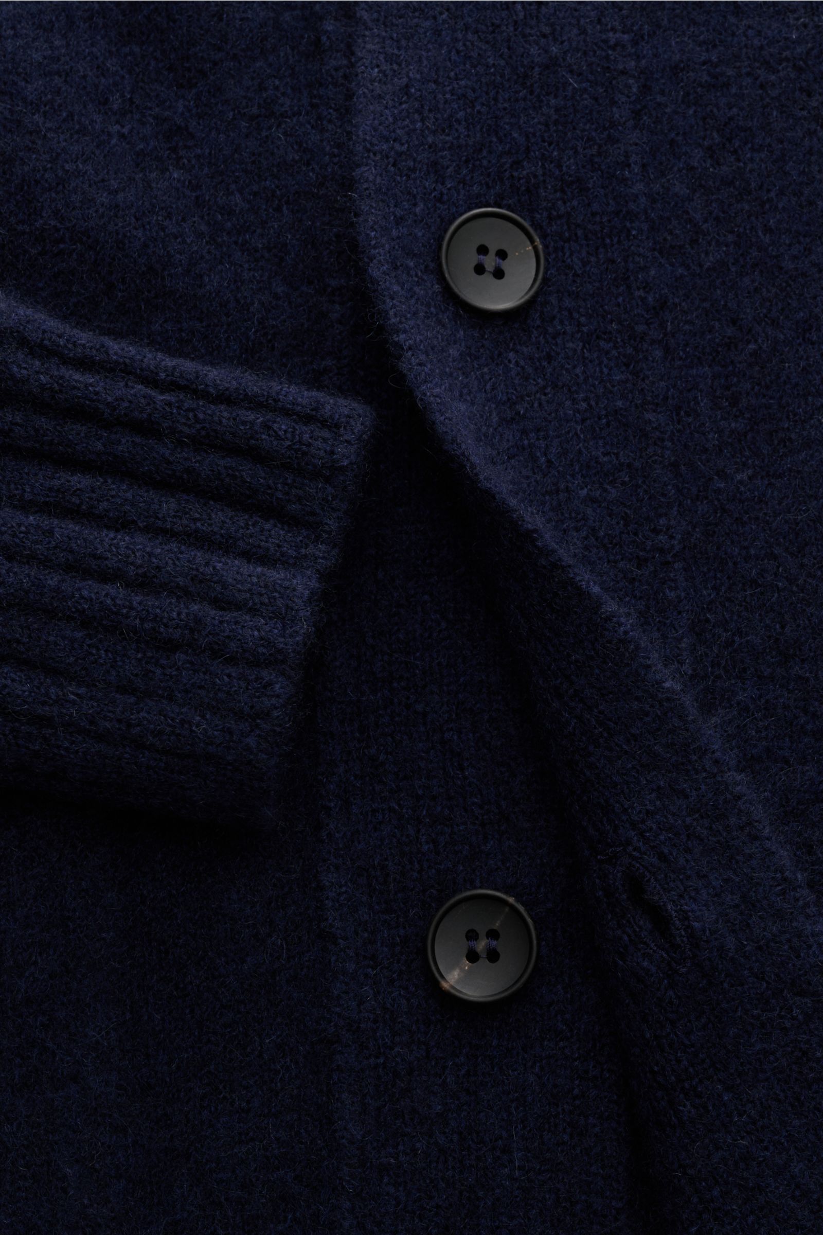 Close-up front view of Filippo de Laurentiis Cardigan navy showing soft, luxurious blend of cashmere, silk, microfiber with five-button placket and ribbed cuff.

Eine softe, luxuriöse Mischung aus Cashmere, Seide und hochwertiger Microfaser machen dies