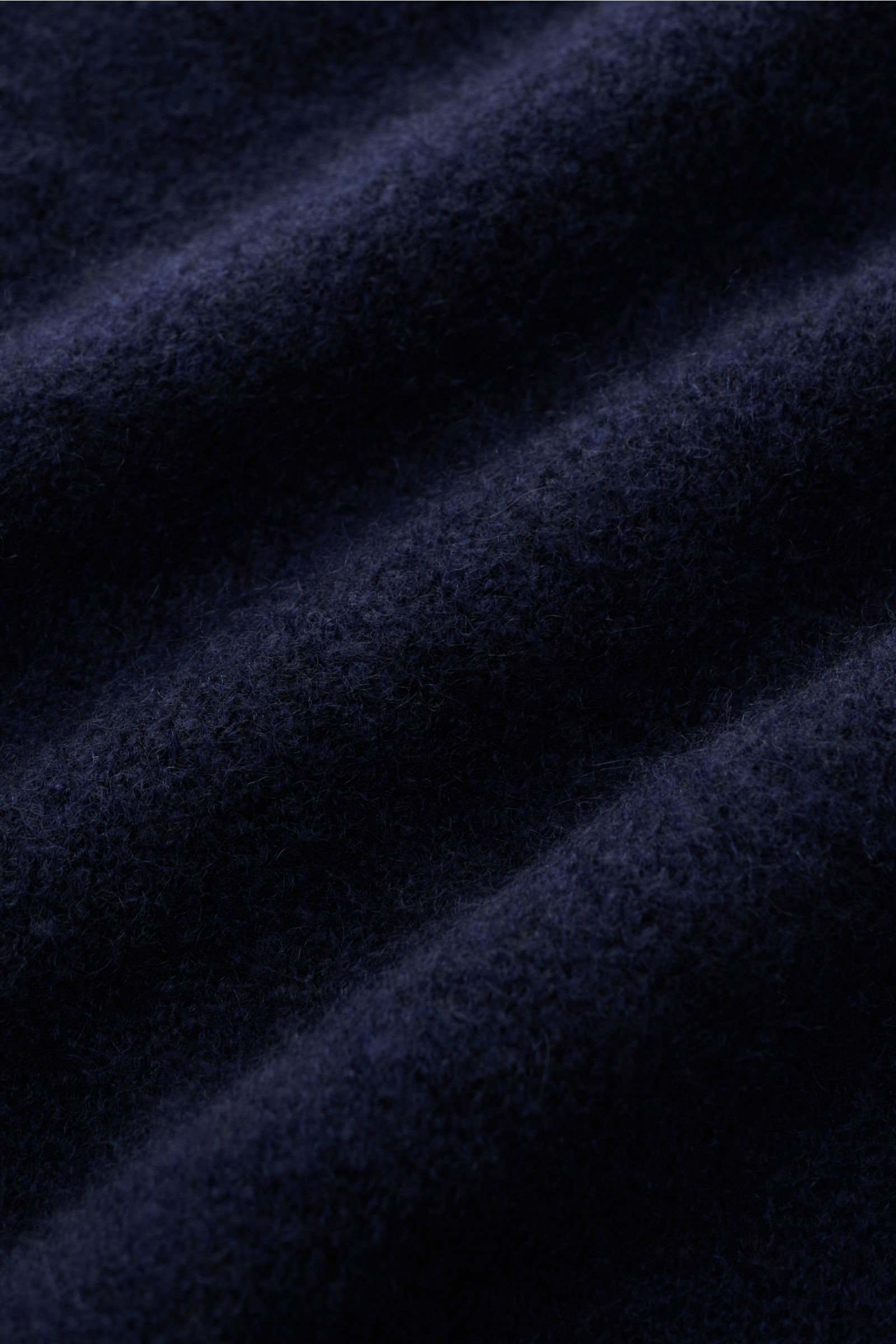 Close-up texture of navy fabric showing soft, luxurious mix of cashmere, silk, and microfiber of the Filippo de Laurentiis Cardigan navy, photographed from above.

Description: Eine softe, luxuriöse Mischung aus Cashmere, Seide und hochwertiger Microfa