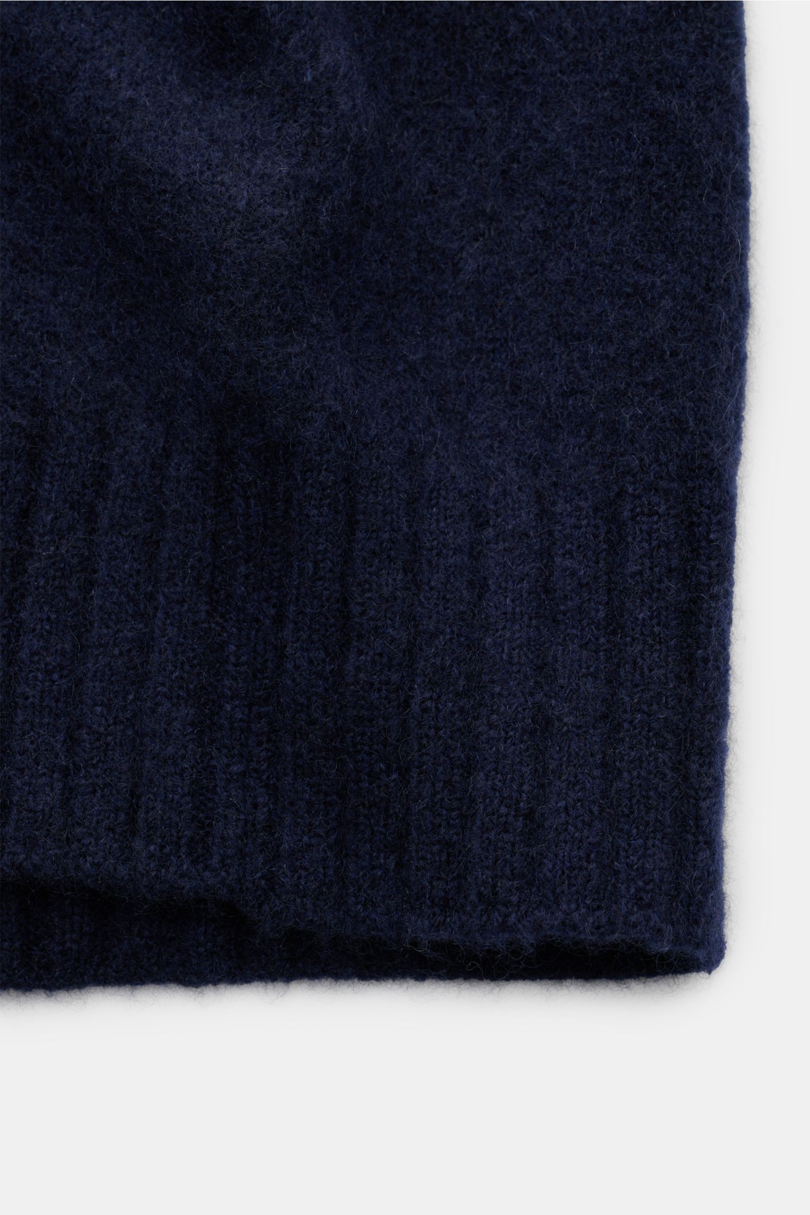 Close-up view of the navy ribbed cuff of the Filippo de Laurentiis Cardigan navy, made from a soft, luxurious blend of cashmere, silk, and high-quality microfiber.

Description: Eine softe, luxuriöse Mischung aus Cashmere, Seide und hochwertiger Microf
