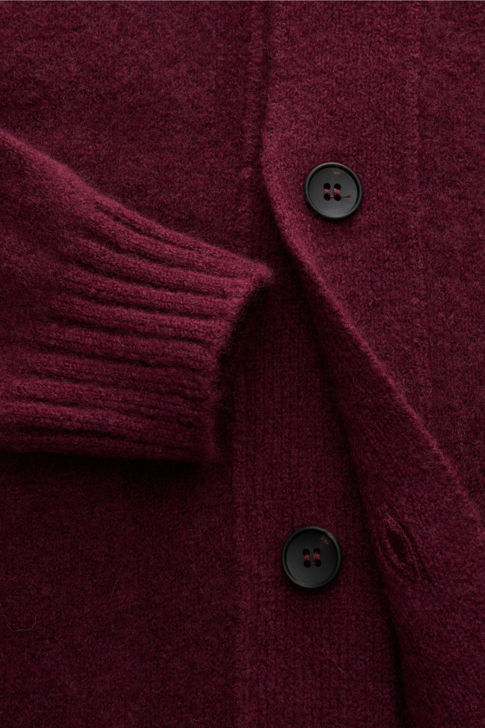 Filippo de Laurentiis Cardigan violett in Nahaufnahme von vorne, weich, mittelfeiner Strick, 5-Knopf-Leiste, Hüfttaschen, Rippbündchen.