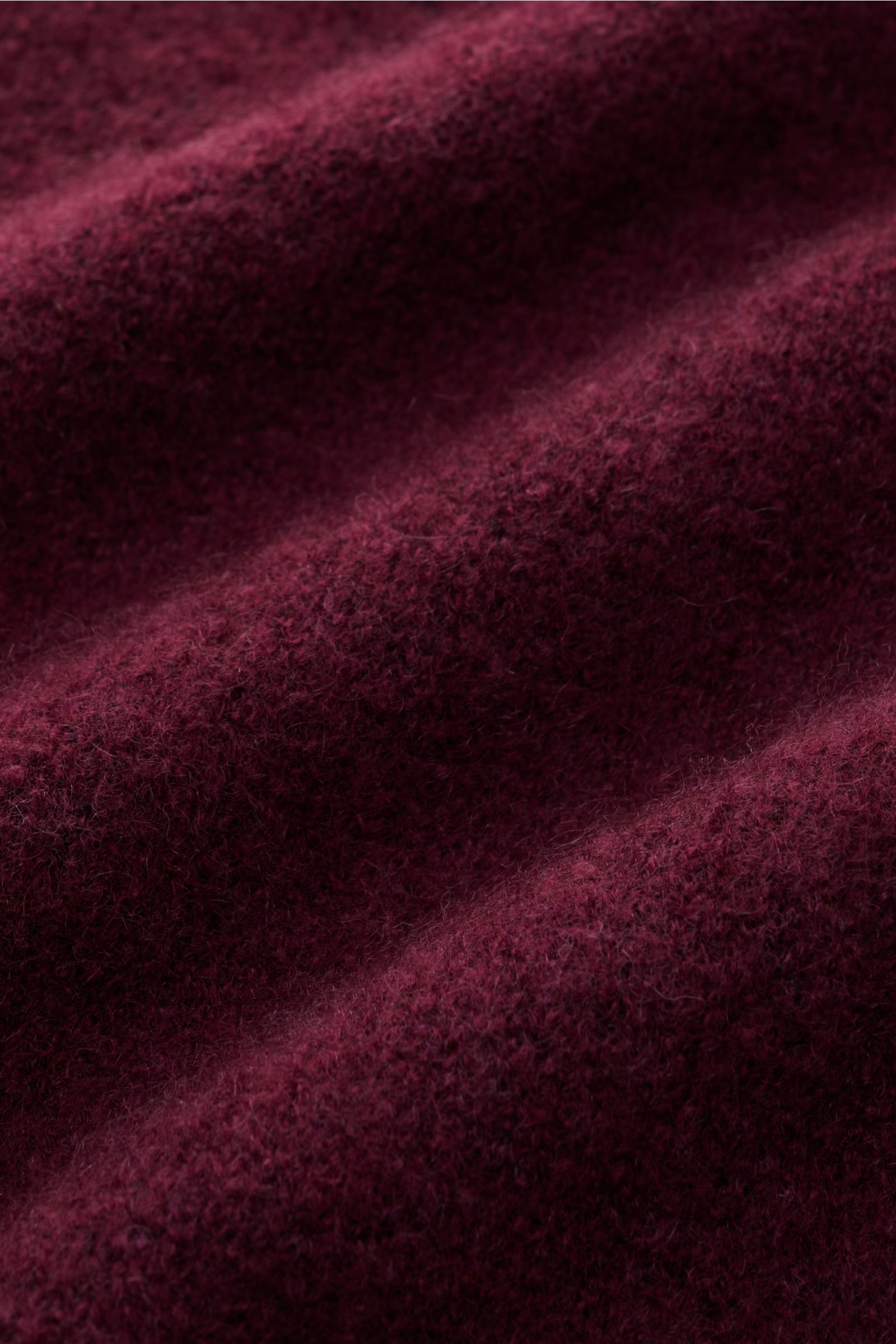 Filippo de Laurentiis Cardigan violett Detailaufnahme des weichen, mittelfeinen Strickbilds aus Cashmere, Seide und Microfaser, Perspektive nah.