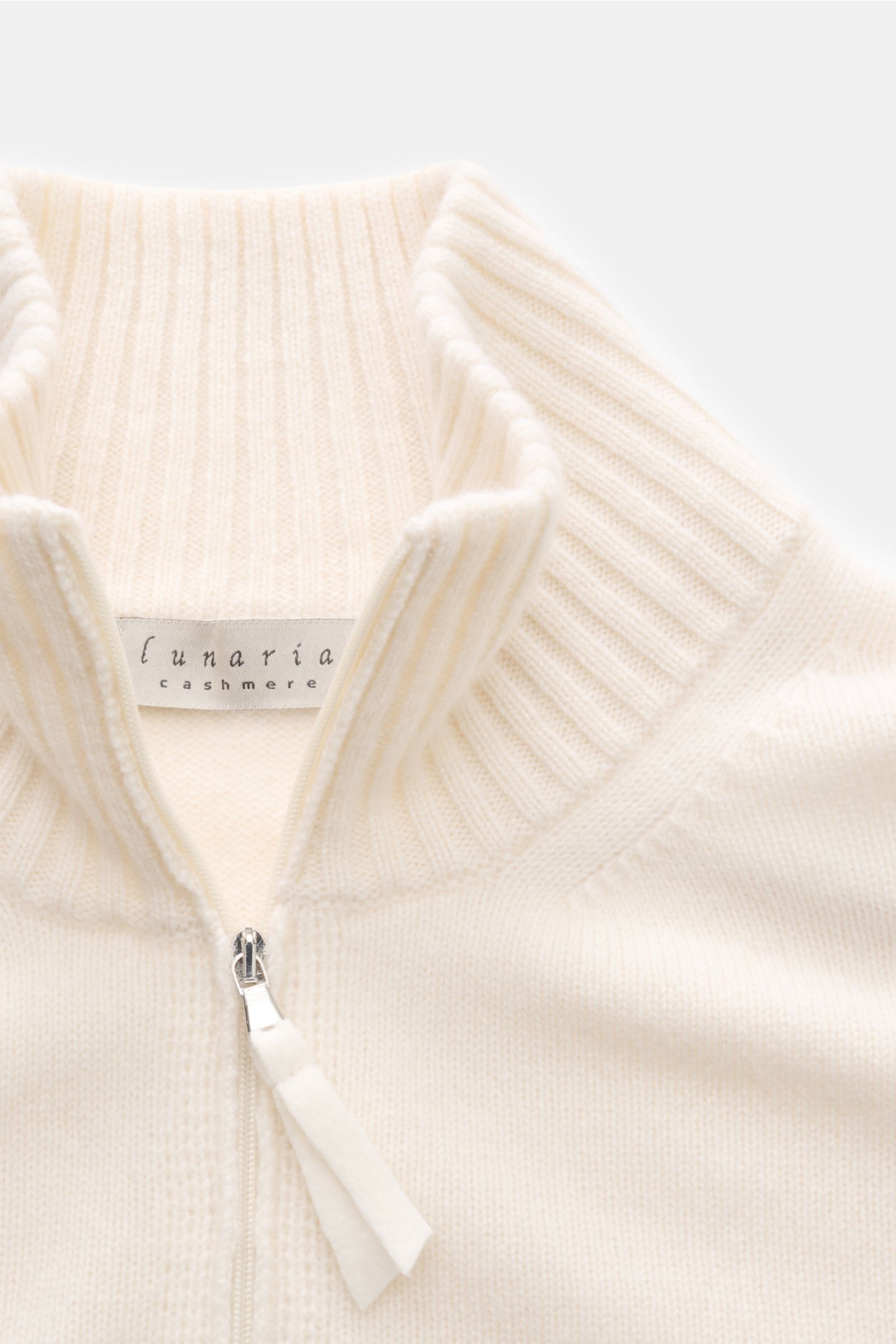 Lunaria Cashmere Cashmere Strickjacke offwhite in Nahaufnahme von oben, Stehkragen, feines Strickbild, Zwei-Wege-Reißverschluss, Rippbündchen