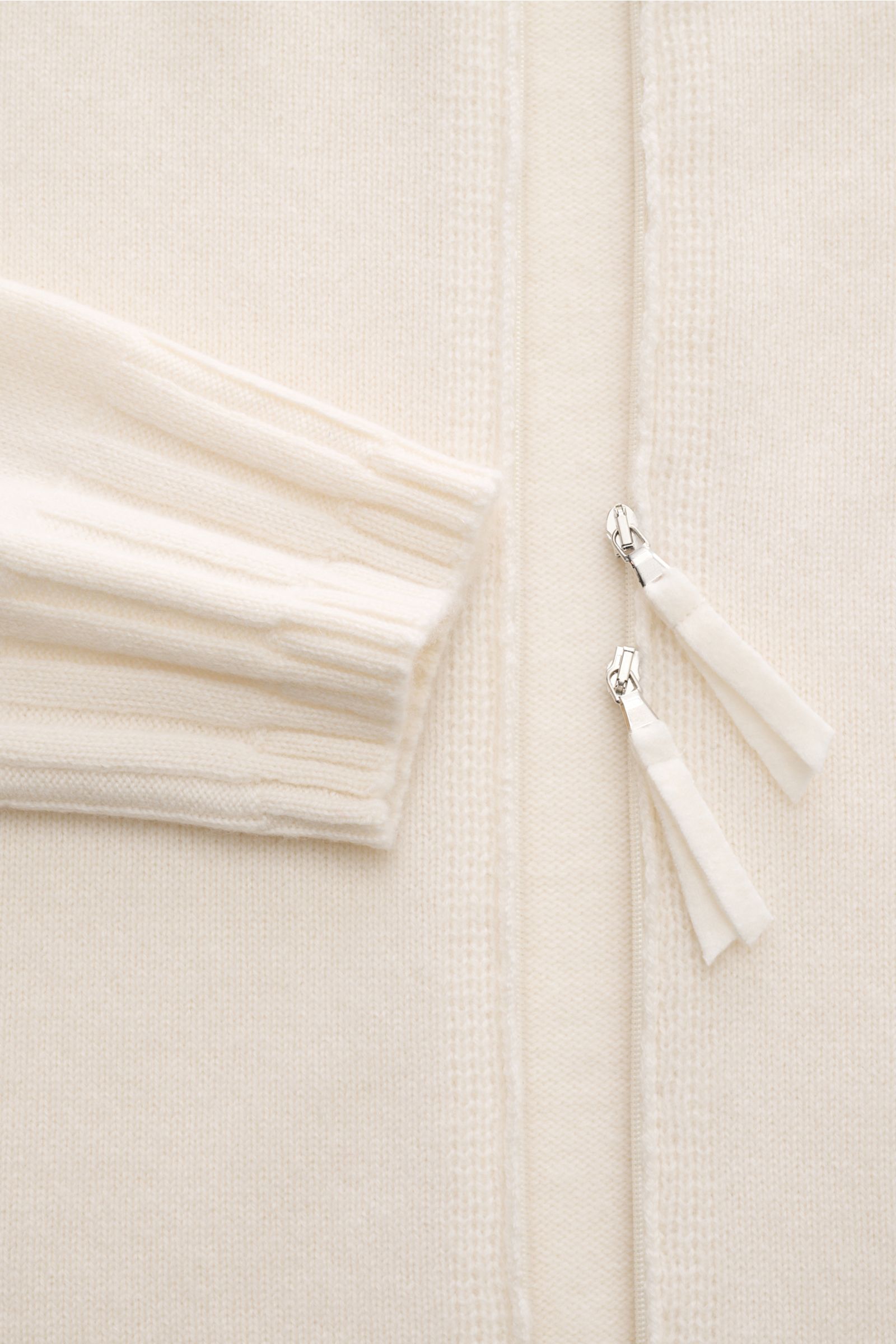 Lunaria Cashmere Cashmere Strickjacke offwhite, Nahaufnahme von Rippbündchen und Zwei-Wege-Reißverschluss, weiches Material, Regular Fit.