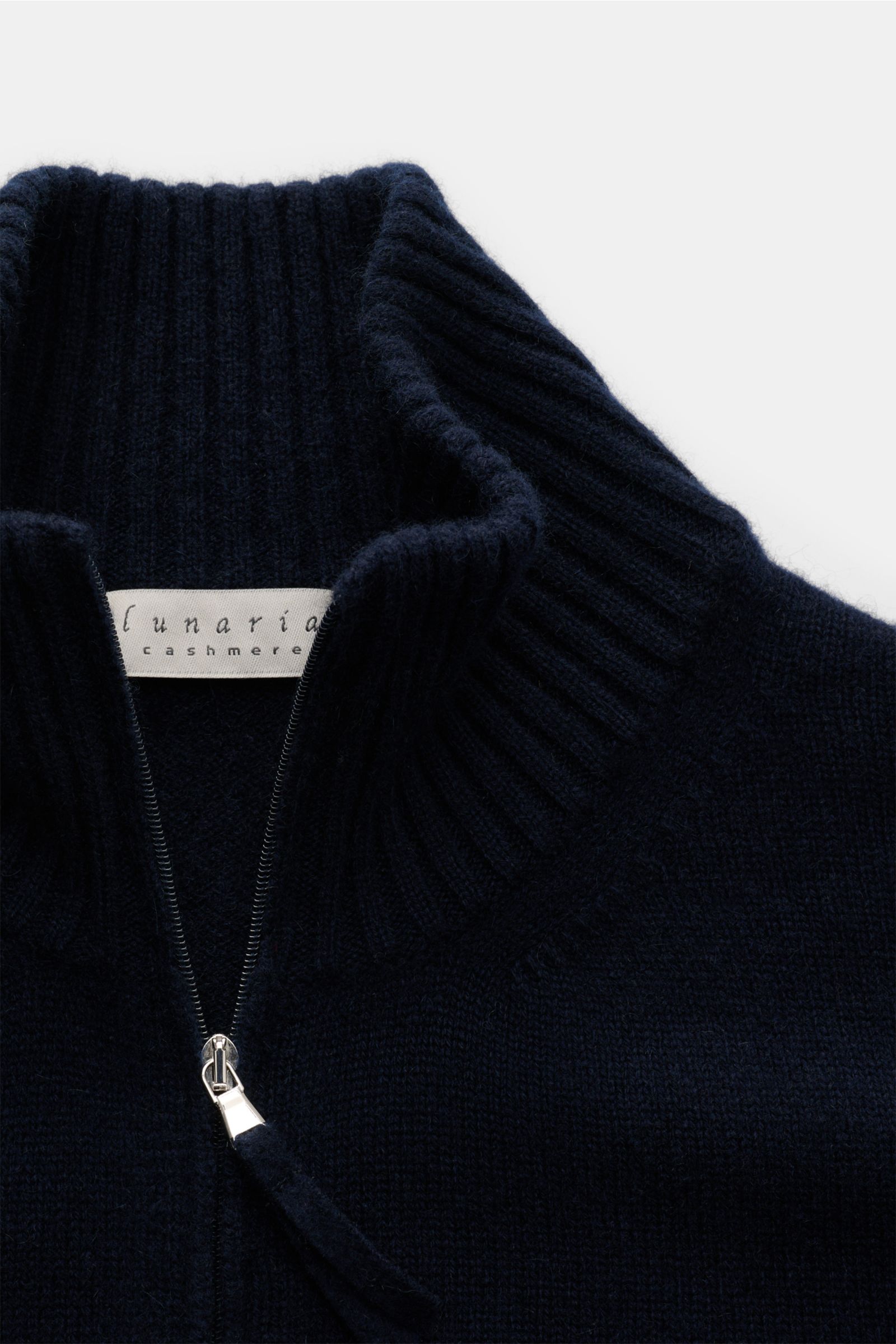 Nahaufnahme der Lunaria Cashmere Cashmere Strickjacke navy mit Stehkragen, Zwei-Wege-Reißverschluss und flexiblem Rippbündchen.