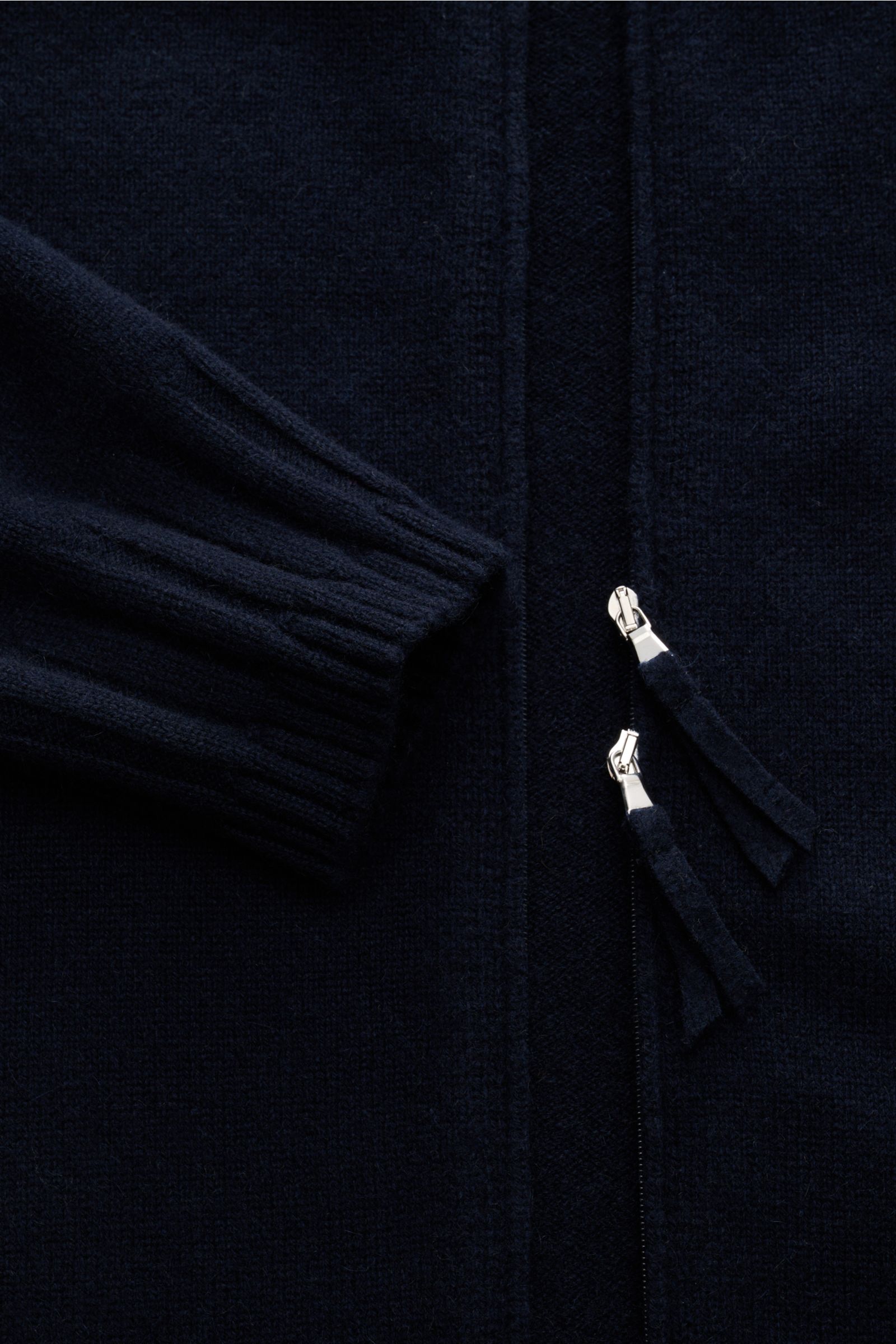 Lunaria Cashmere Cashmere Strickjacke navy aus weichem 100% Cashmere, feines Strickbild, Rippbündchen, Stehkragen, Zwei-Wege-Reißverschluss, Detailaufnahme frontal.