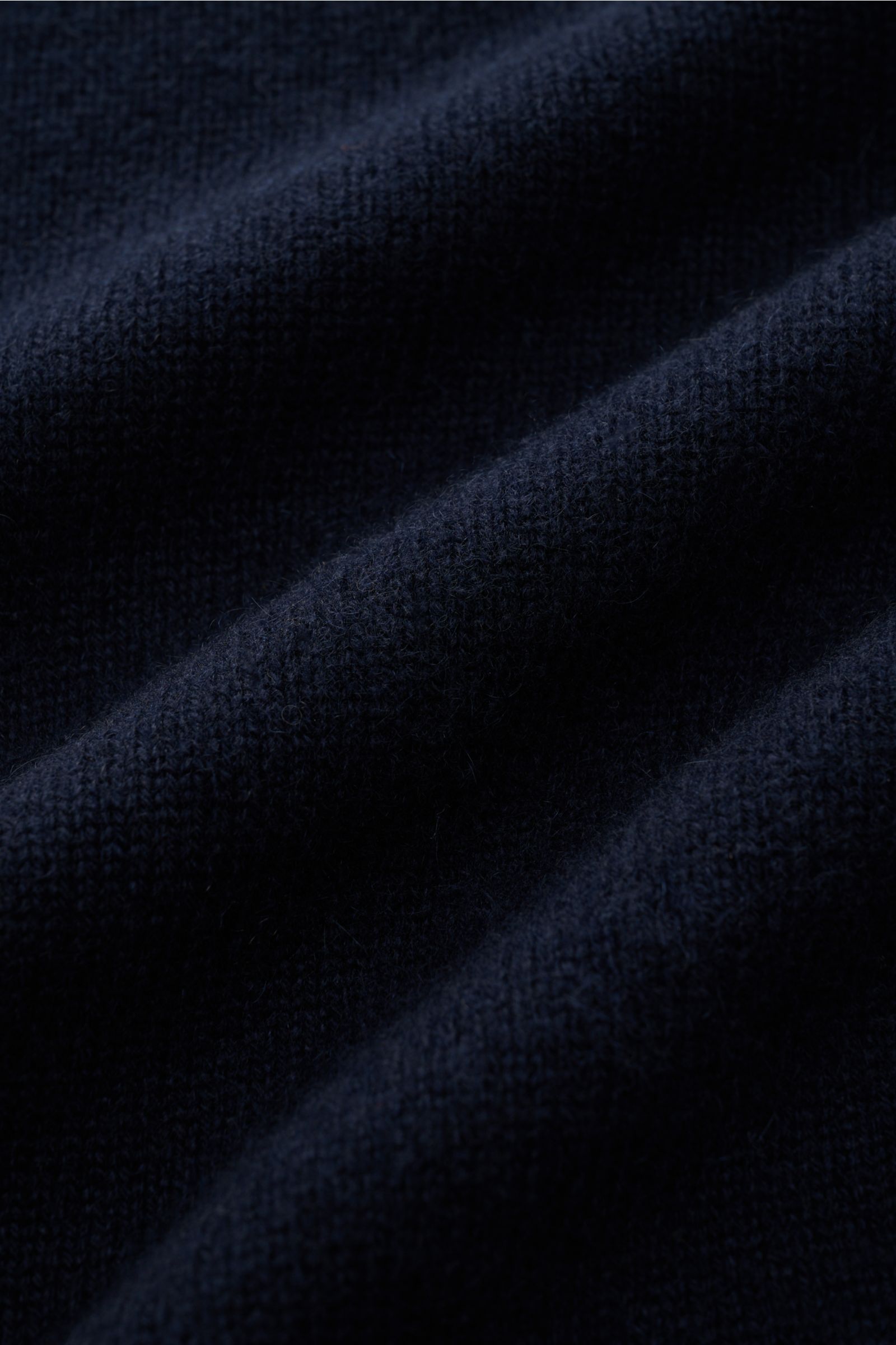 Nahaufnahme der Lunaria Cashmere Cashmere Strickjacke navy in Rippstrick, weicher Griff, feines Strickbild, Stehkragen und flexible Bündchen.