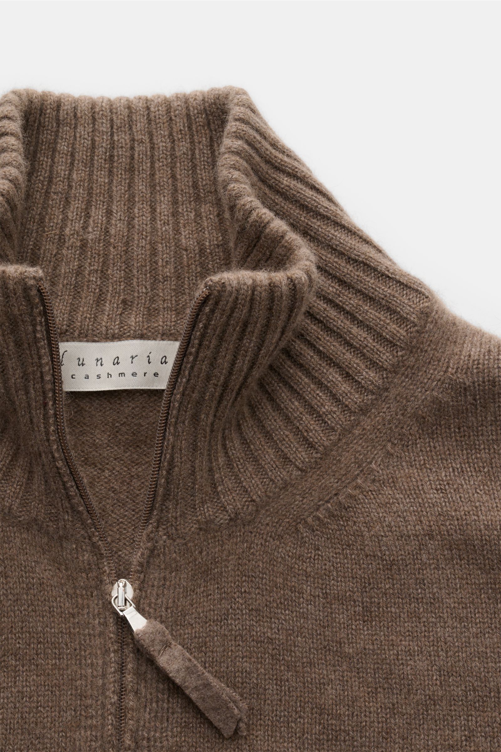 Nahaufnahme der graubraunen Lunaria Cashmere Cashmere Strickjacke mit Stehkragen, Zwei-Wege-Reißverschluss und flexiblem Rippbündchen.