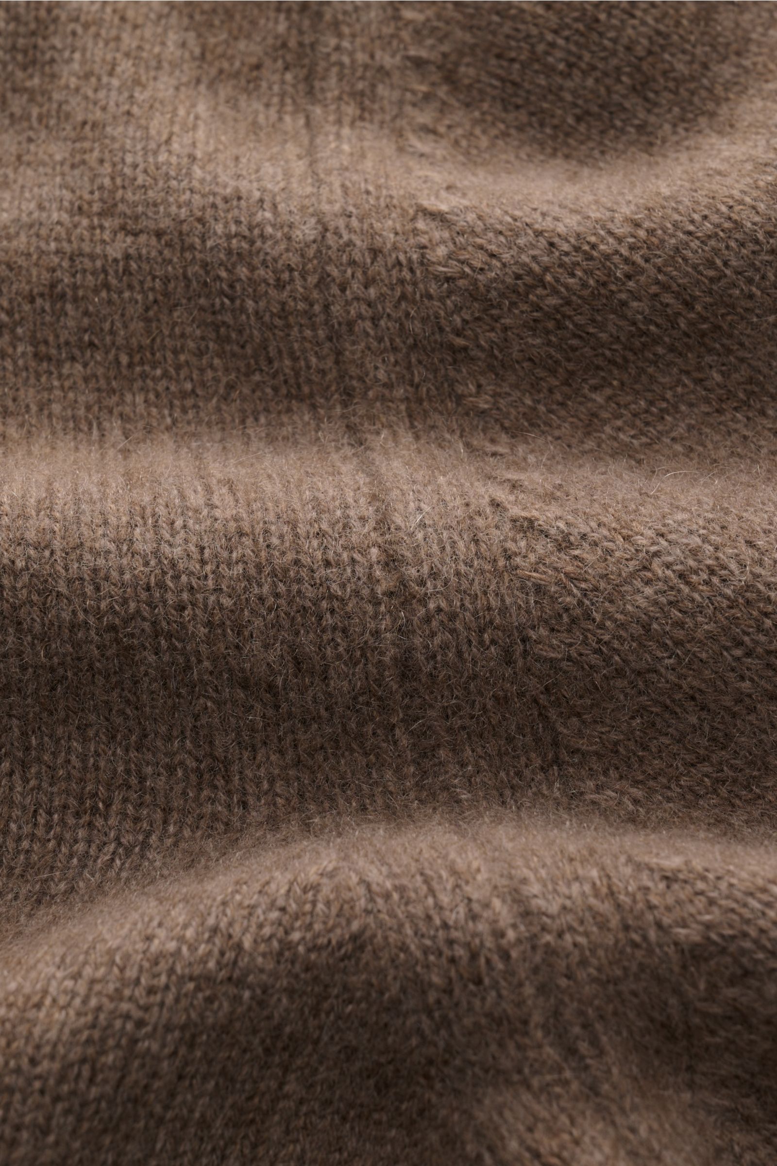 Nahaufnahme der Lunaria Cashmere Cashmere Strickjacke graubraun mit feinem Strickbild, weichem Griff und Rippbündchen aus 100% Cashmere.