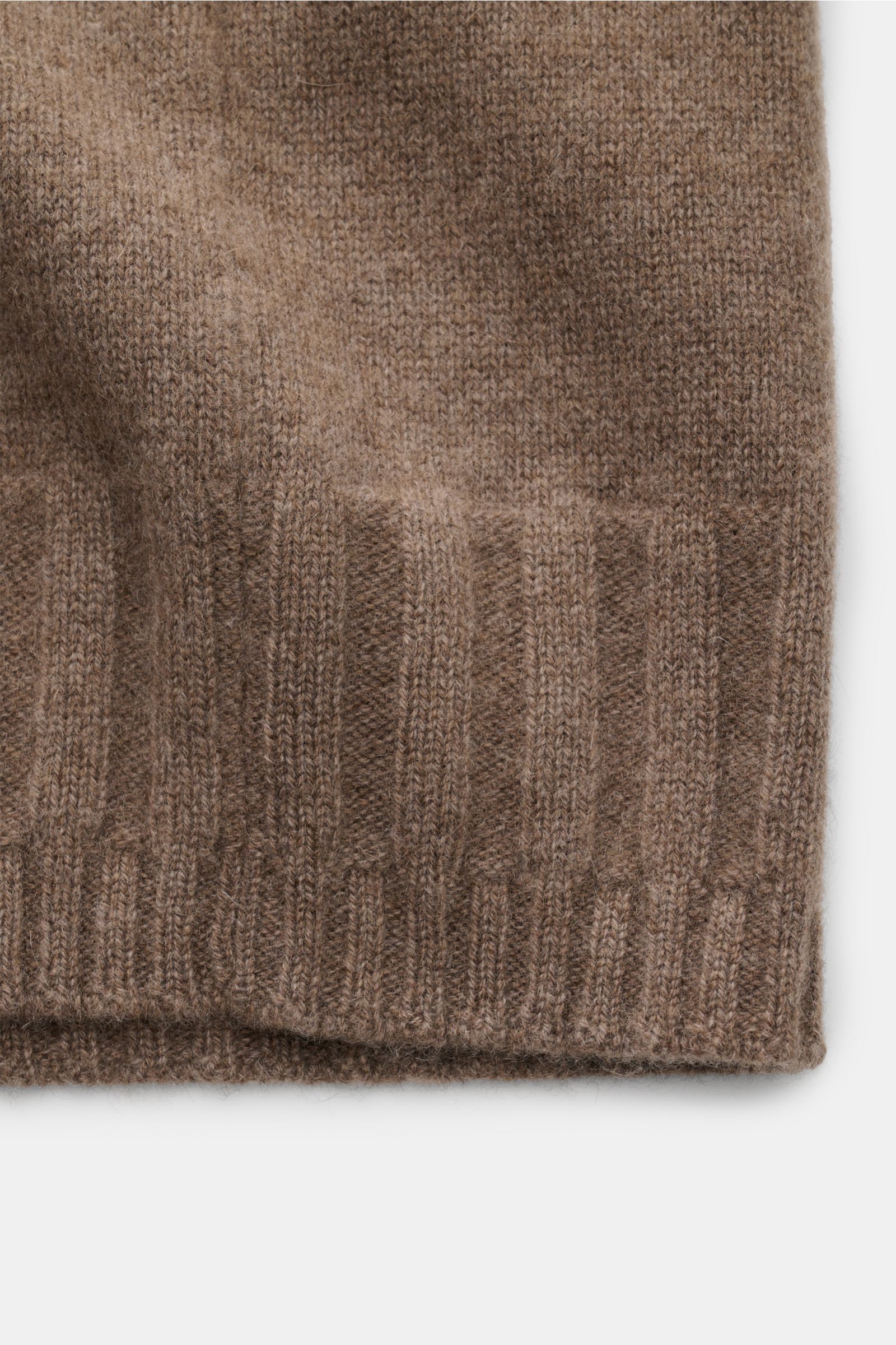 Nahaufnahme der graubraunen Lunaria Cashmere Cashmere Strickjacke mit weichem Material, feinem Strickbild und flexiblem Rippbündchen.