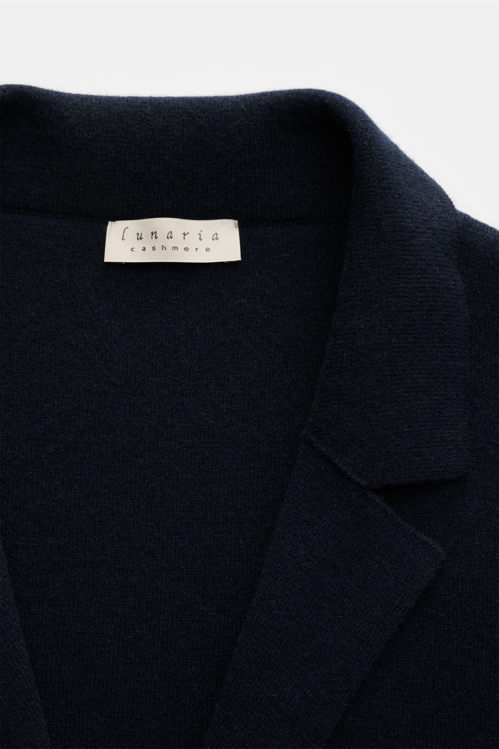 Nahaufnahme des Lunaria Cashmere Cashmere Cardigan navy mit Reverskragen aus weichem, feinem Strick und Label innen am Kragen, frontale Perspektive.