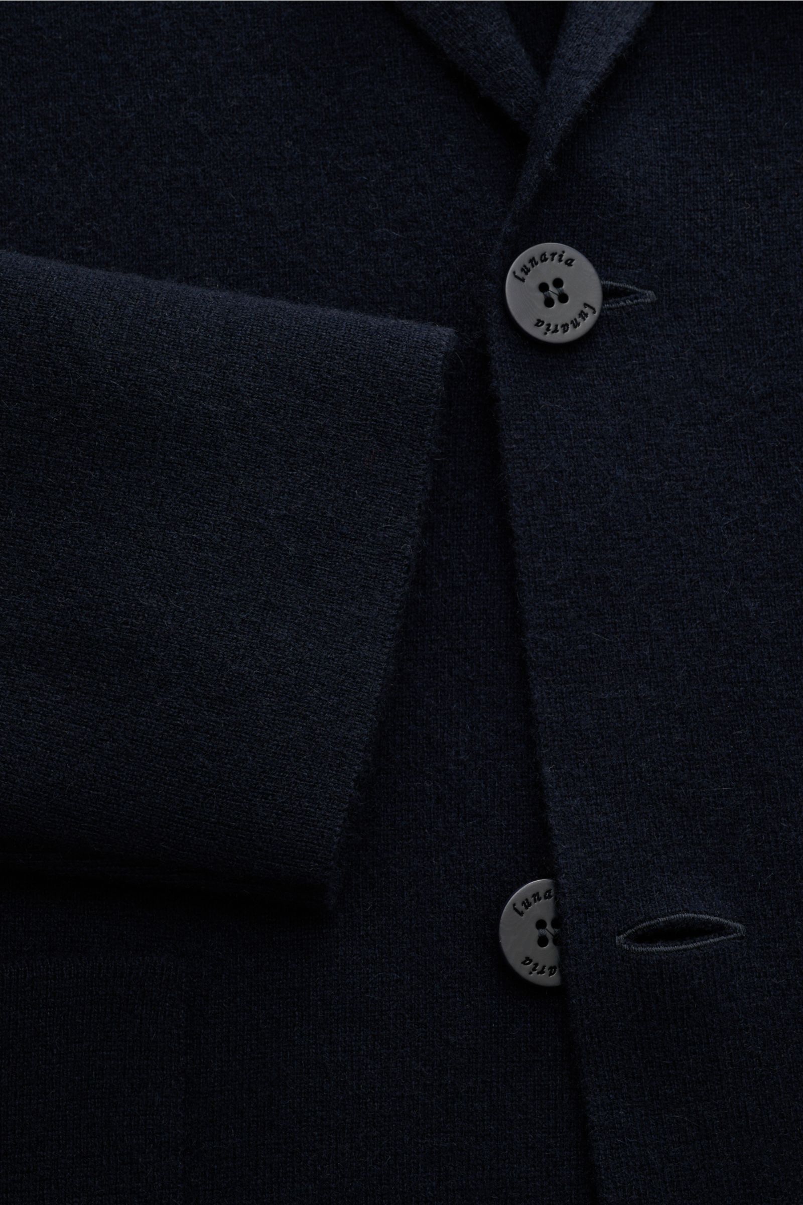 Nahaufnahme des Lunaria Cashmere Cashmere Cardigan navy von vorne, zeigt Reverskragen, zwei Knöpfe mit Logo, aufgesetzte Taschen, weiches, feines Strickbild aus reinem Cashmere im Regular Fit.