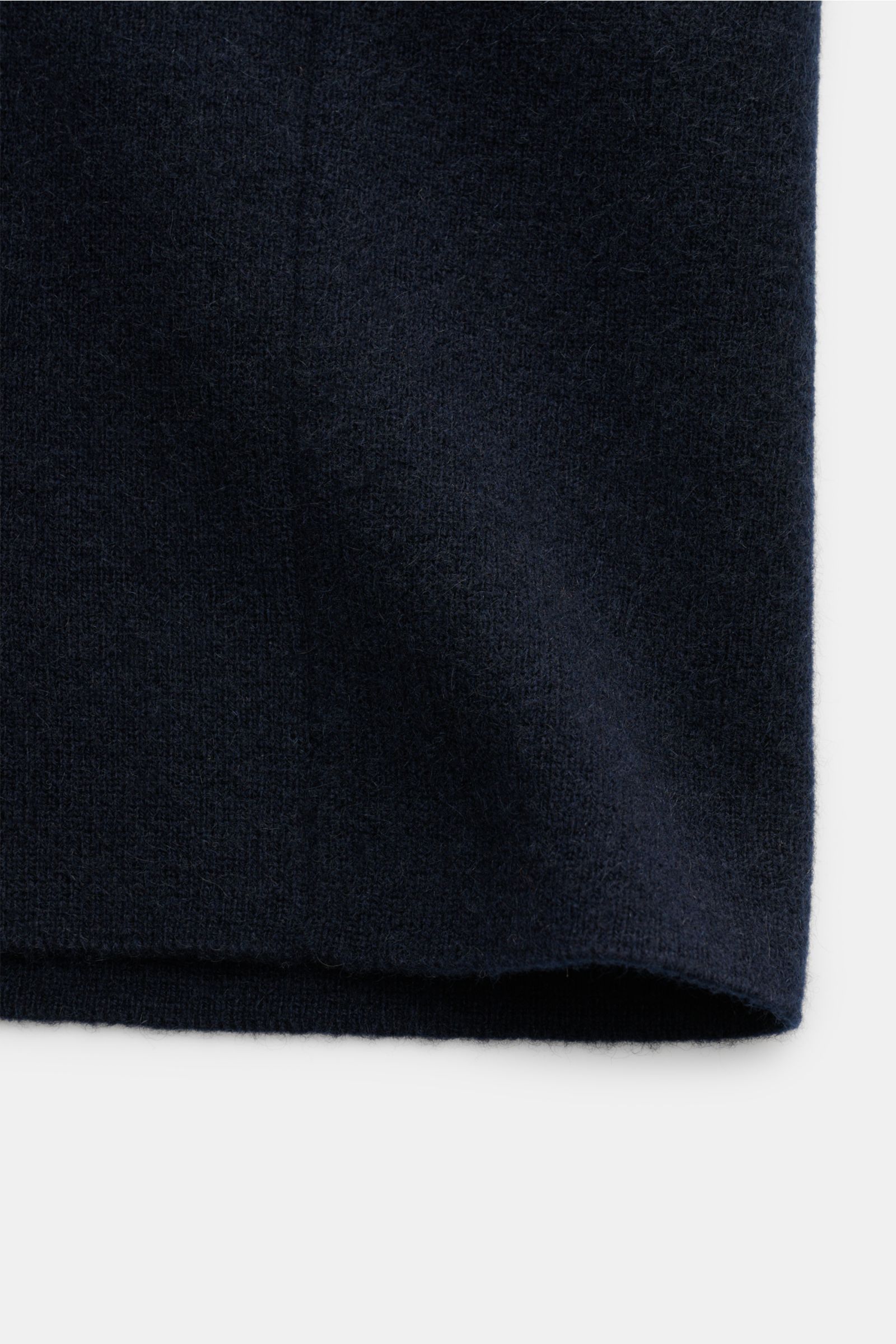 Lunaria Cashmere Cashmere Cardigan navy, Detailaufnahme Saum, feines Strickbild, weicher Griff, Regular Fit, Reverskragen, aufgesetzte Taschen, Zwei-Knopf-Leiste.