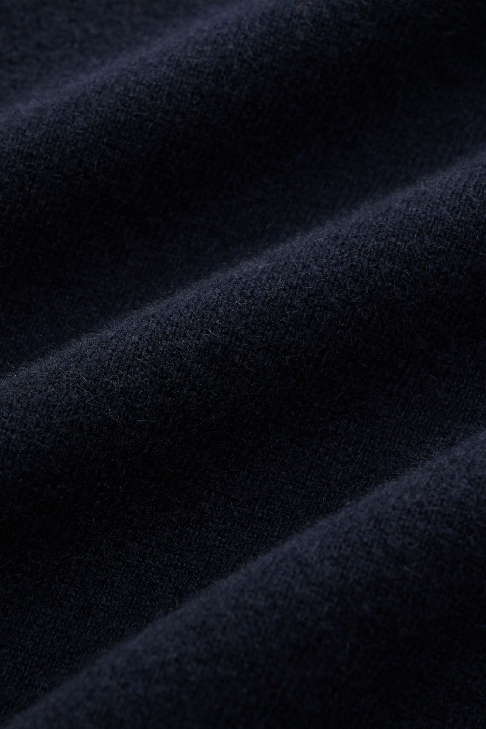 Nahaufnahme des feinen Strickbilds vom Lunaria Cashmere Cashmere Cardigan navy aus softem Cashmere mit weichem Griff.