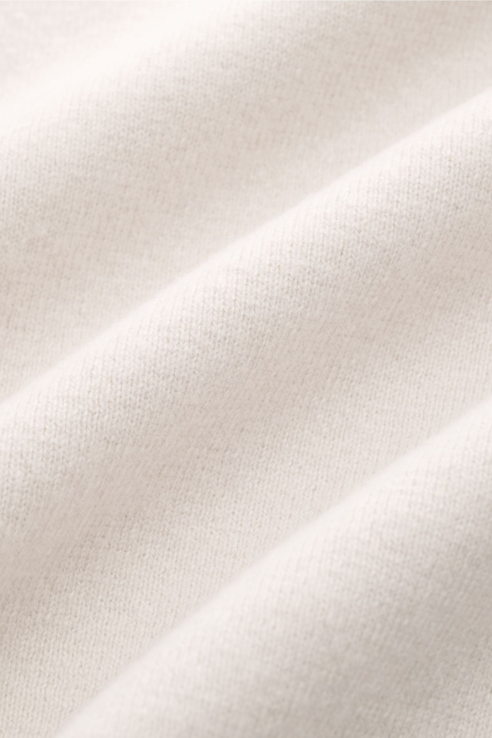 Lunaria Cashmere Cashmere Cardigan sand in Nahaufnahme, weicher Griff, feines Strickbild, Reverskragen, Zwei-Knopf-Leiste, Regular Fit, aufgesetzte Taschen.