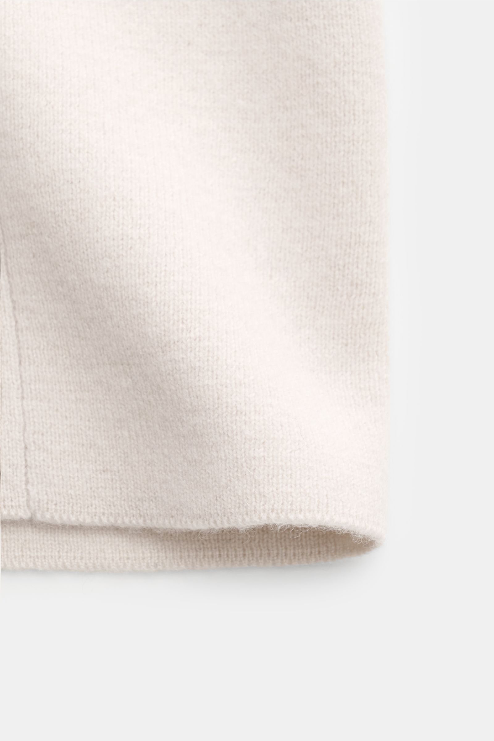 Lunaria Cashmere Cashmere Cardigan sand, Detailaufnahme des feinen Strickbilds und weichen Griffs aus reiner Kaschmirfaser, Regular Fit.