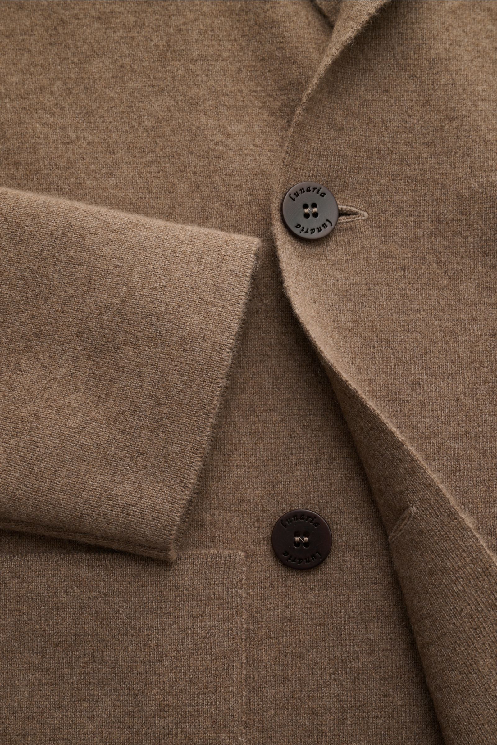 Close-up front view of the Lunaria Cashmere Cashmere Cardigan graubraun meliert showing fine knit, double-breasted buttons, patch pocket, and soft fabric texture. Italienische Raffinesse für anspruchsvolle Looks: Der Cardigan von LUNARIA CASHMERE kombinie