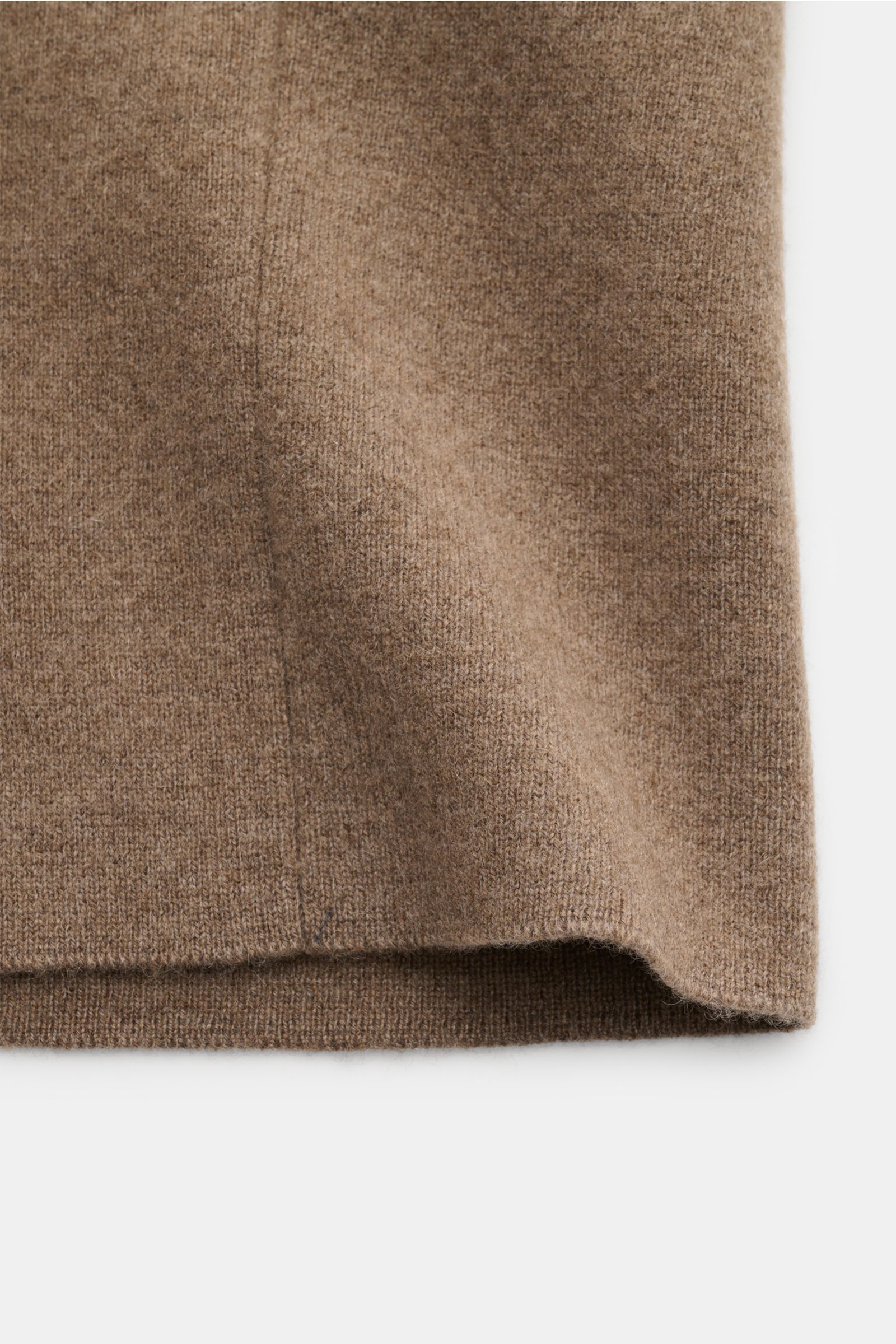 Close-up view of the fabric edge of the Lunaria Cashmere Cashmere Cardigan graubraun meliert, showing its fine knit texture and soft, grey-brown melange color. Italienische Raffinesse für anspruchsvolle Looks: Der Cardigan von LUNARIA CASHMERE kombiniert 