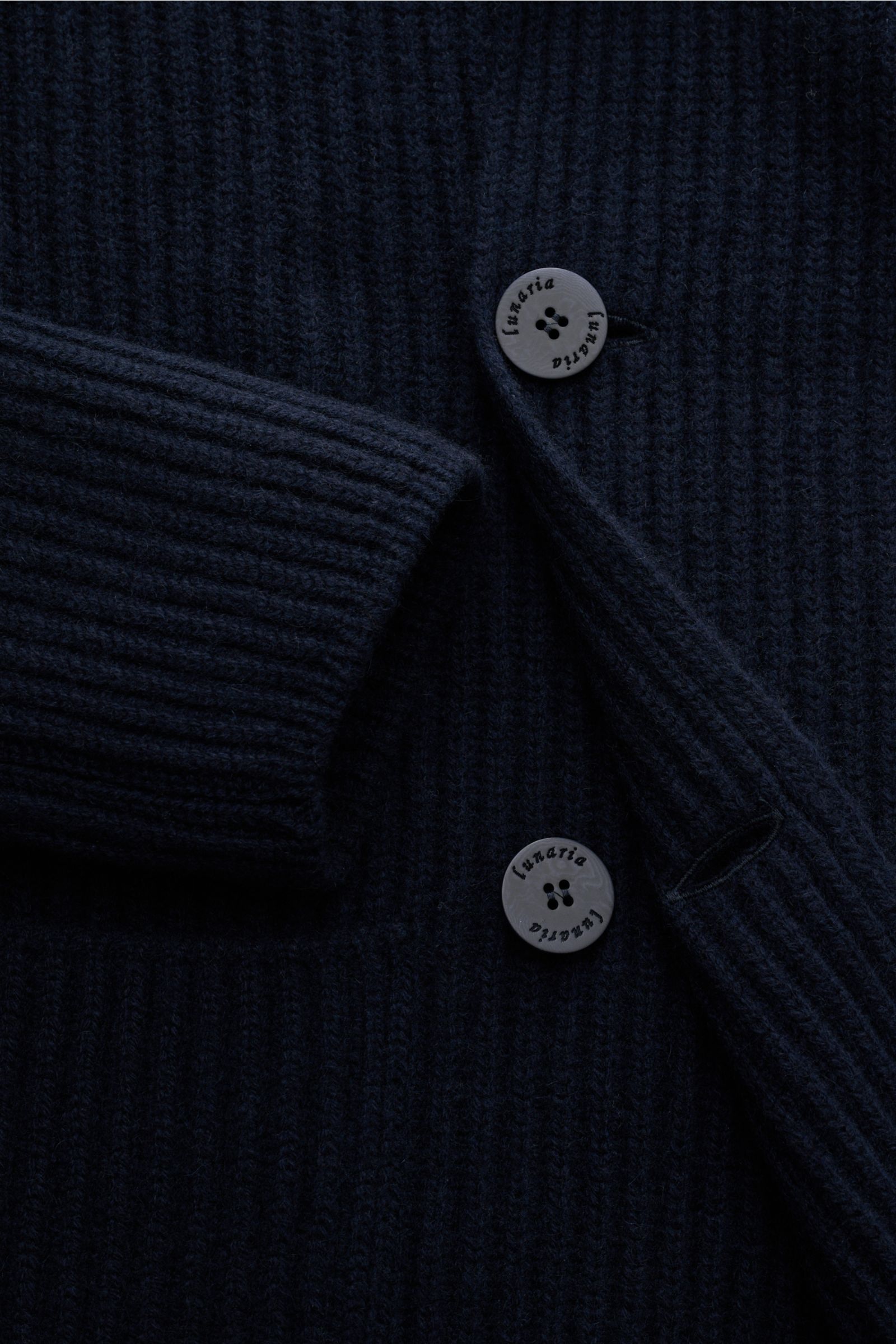 Close-up front view of the Lunaria Cashmere Cashmere cardigan navy showing pure cashmere brioche knit, lapel, and double-breasted buttons.

Description: Italian elegance for stylish looks: This LUNARIA CASHMERE cardigan combines a luxurious knit in pure c
