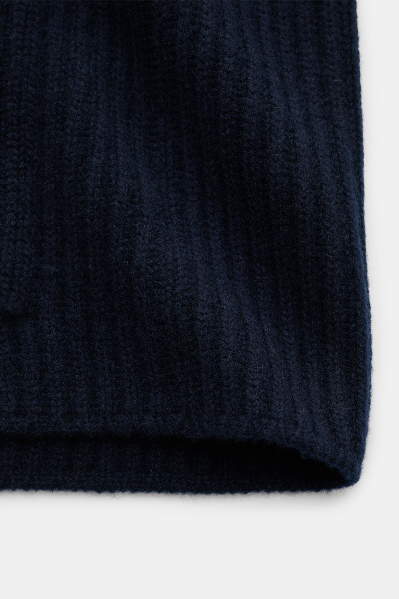Close-up front view of the Lunaria Cashmere Cashmere cardigan navy showing its voluminous brioche knit, soft pure cashmere fabric, and ribbed hem. Italian elegance for stylish looks: This LUNARIA CASHMERE cardigan combines a luxurious knit in pure cashmer