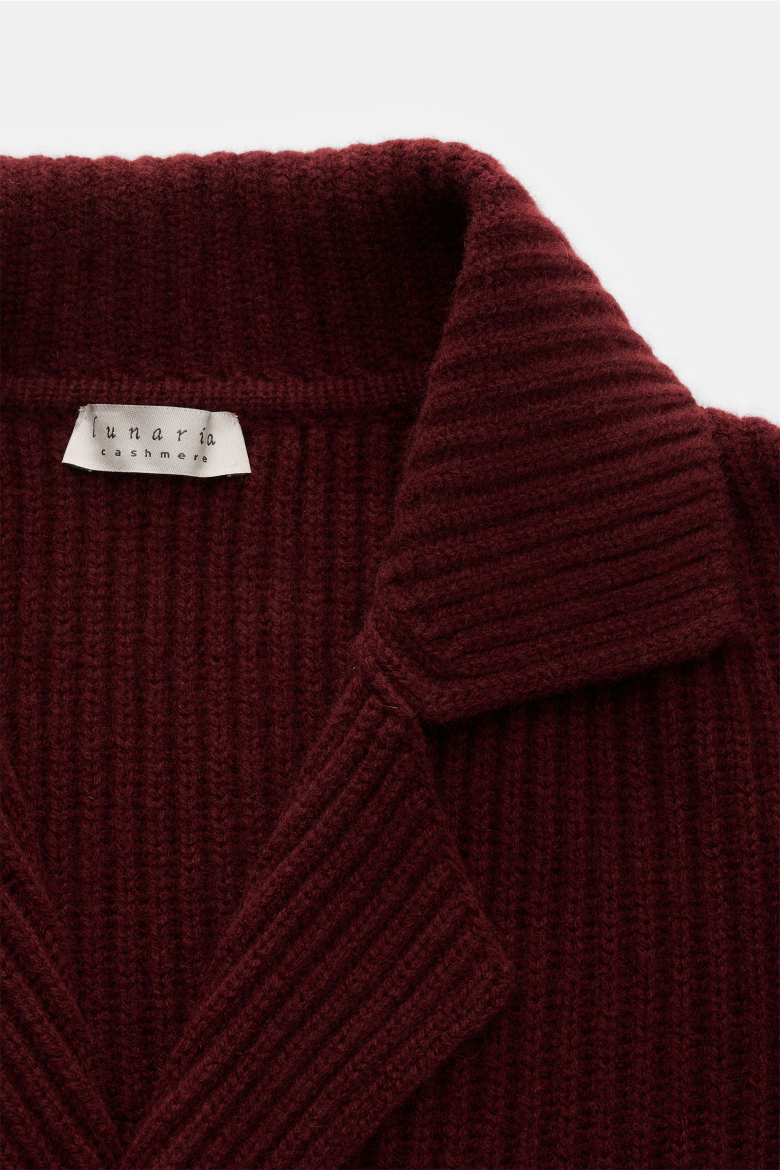 Nahaufnahme des Lunaria Cashmere Cashmere Cardigan bordeaux mit Reverskragen, voluminösem Patent-Strick, weichem Griff, zweireihigem Stil.