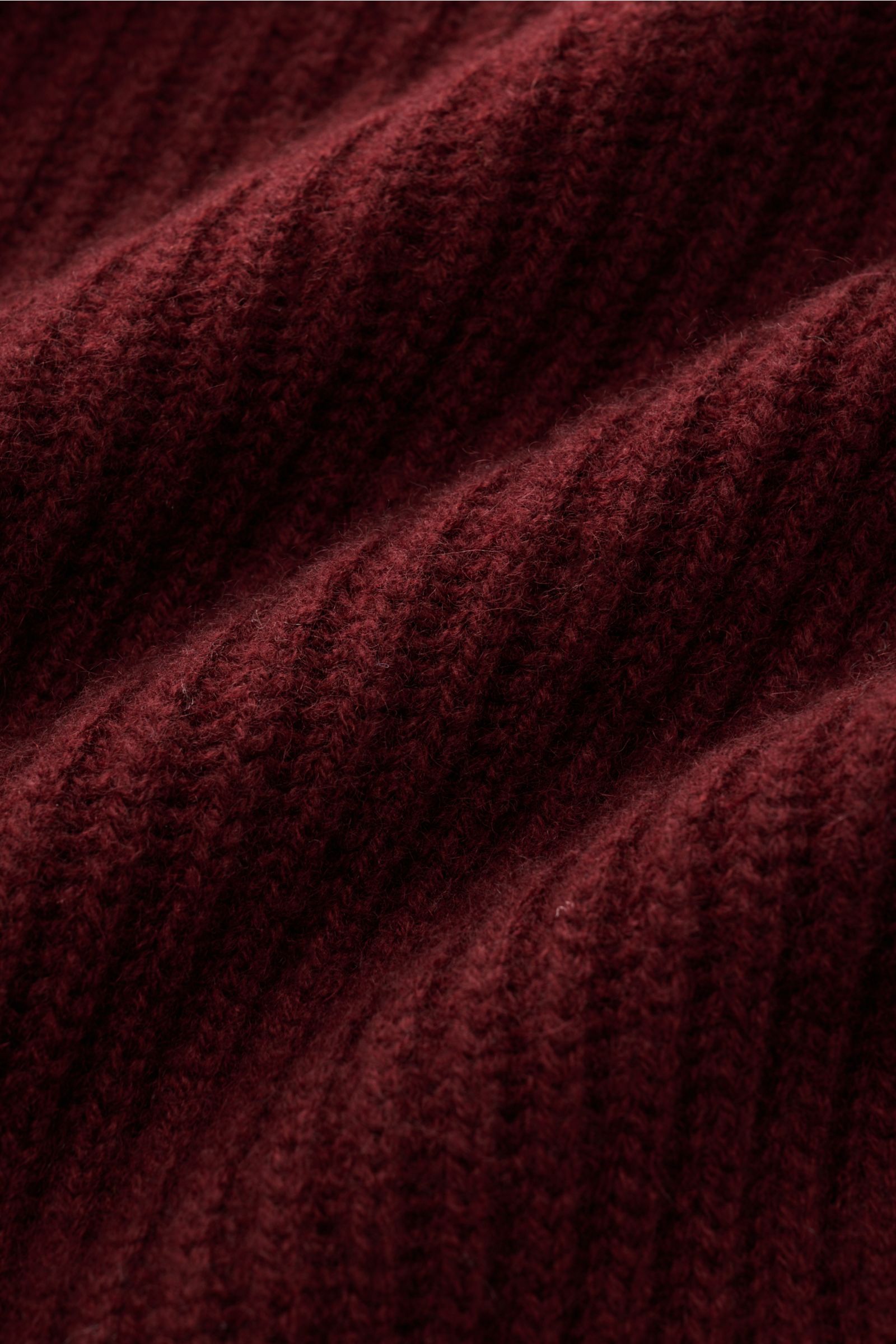 Nahaufnahme des Lunaria Cashmere Cashmere Cardigan bordeaux mit voluminösem Patent-Strickmuster und weichem Griff, reine Cashmere-Qualität.