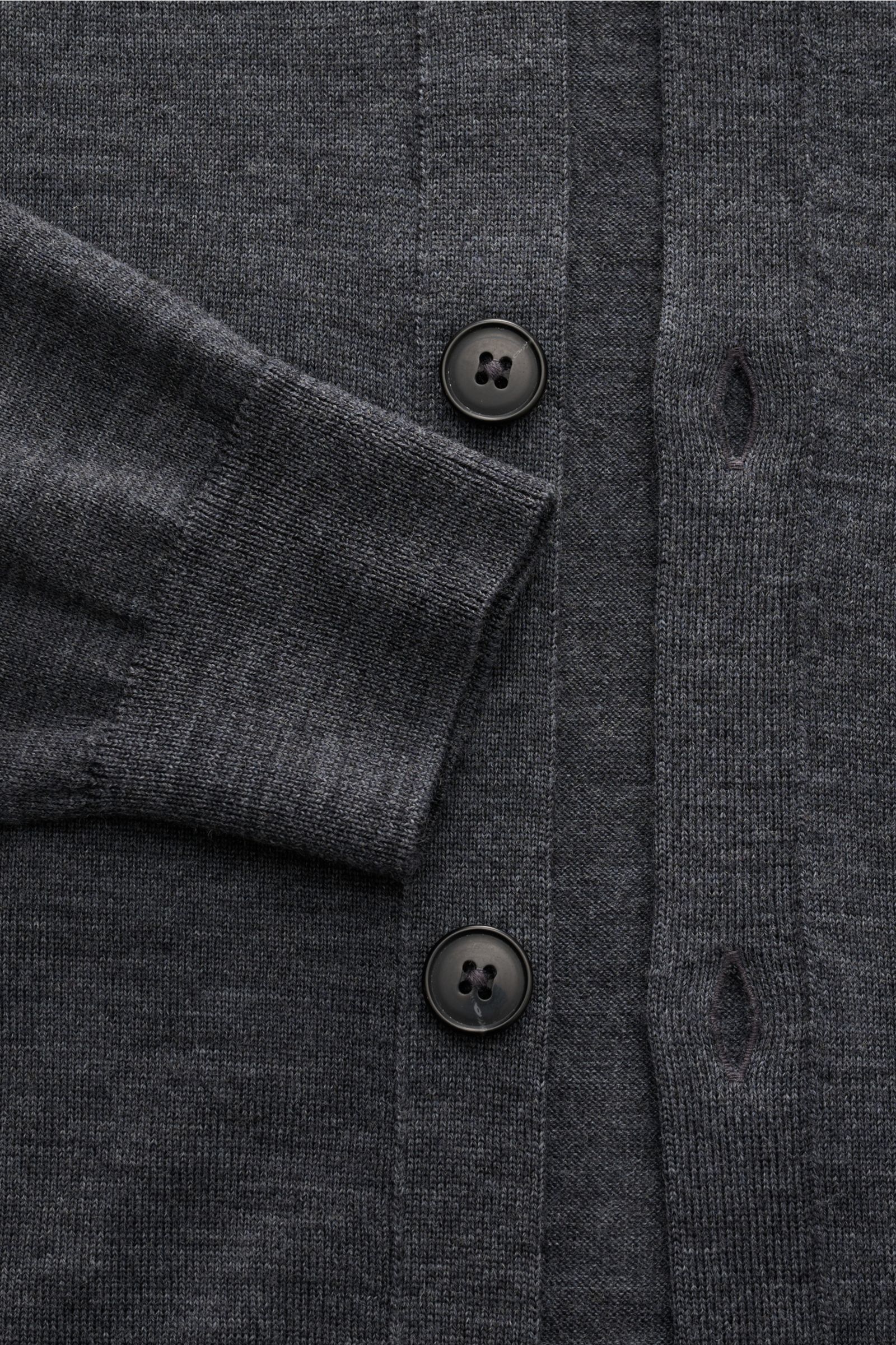 Close-up front view of Closed Feinstrick-Cardigan dunkelgrau meliert showing fine wool knit, slim fit, V-neck, five-button placket, soft texture, and ribbed cuffs. 

Description: Dieser CLOSED Cardigan in Feinstrick-Qualität wurde aus reiner Wolle gefe