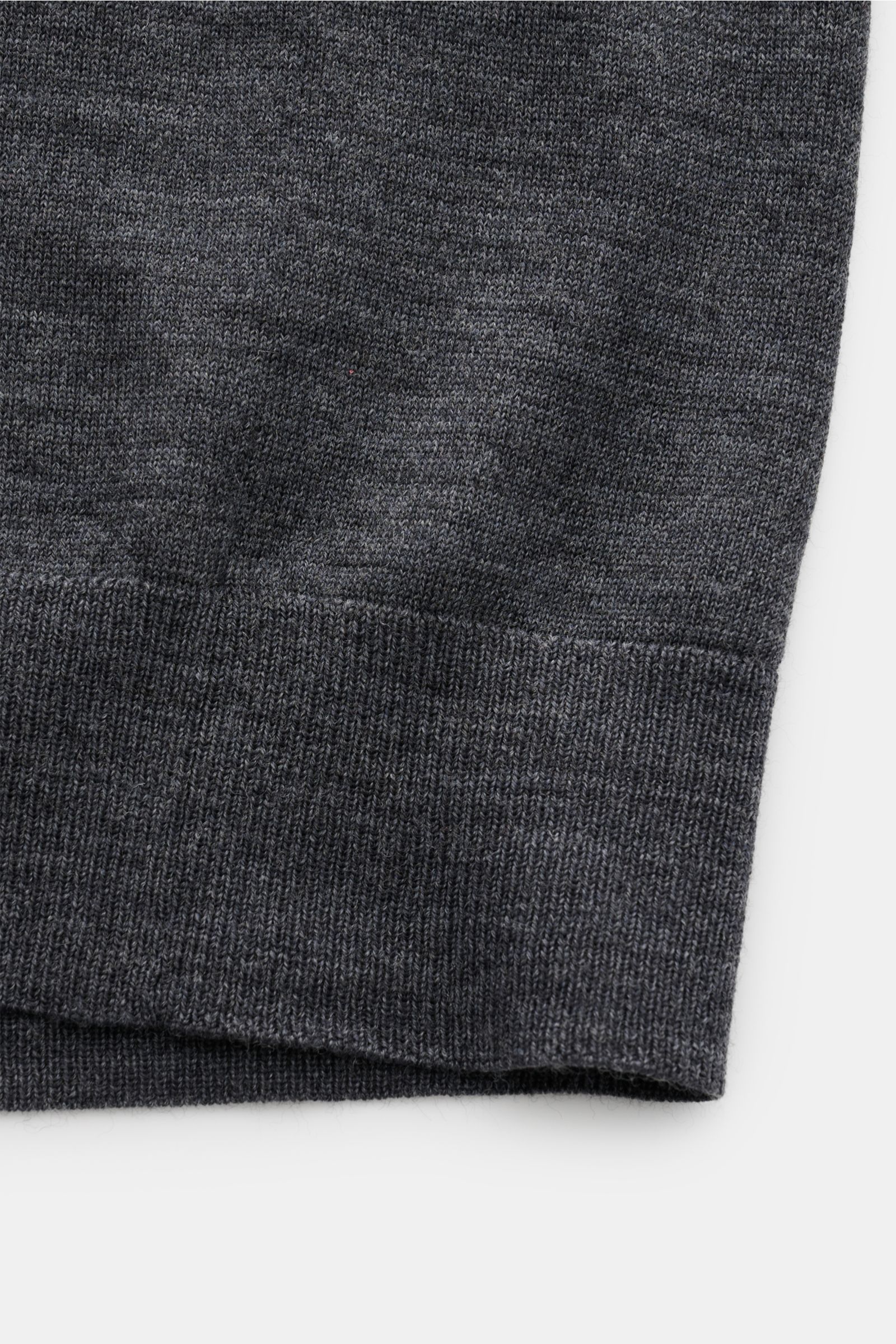 Alt tag (125 characters max): Close-up front view of dark grey melange wool knit cuff of Closed Feinstrick-Cardigan dunkelgrau meliert, slim fit V-neck

Additional description:  
Dieser CLOSED Cardigan in Feinstrick-Qualität wurde aus reiner Wolle gefe