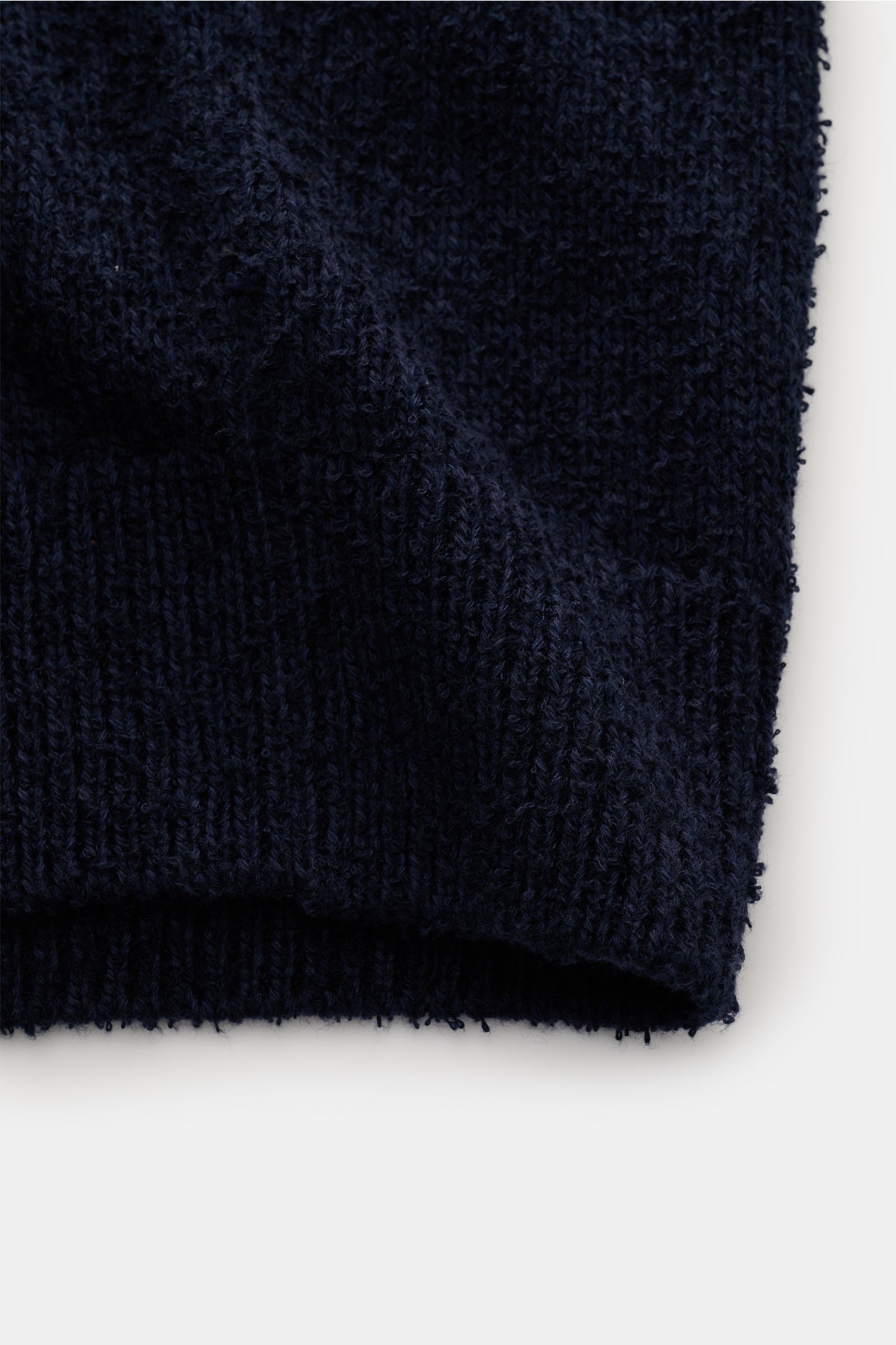 Close-up of the navy Closed Cardigan showing its soft boucle knit texture and ribbed cuff from a top-down perspective. 

Dieser relaxte Cardigan aus Baumwoll-Mix mit Wolle in Bouclé-Strick vom Hamburger Label CLOSED ist ein lässiger und stylisher Begle