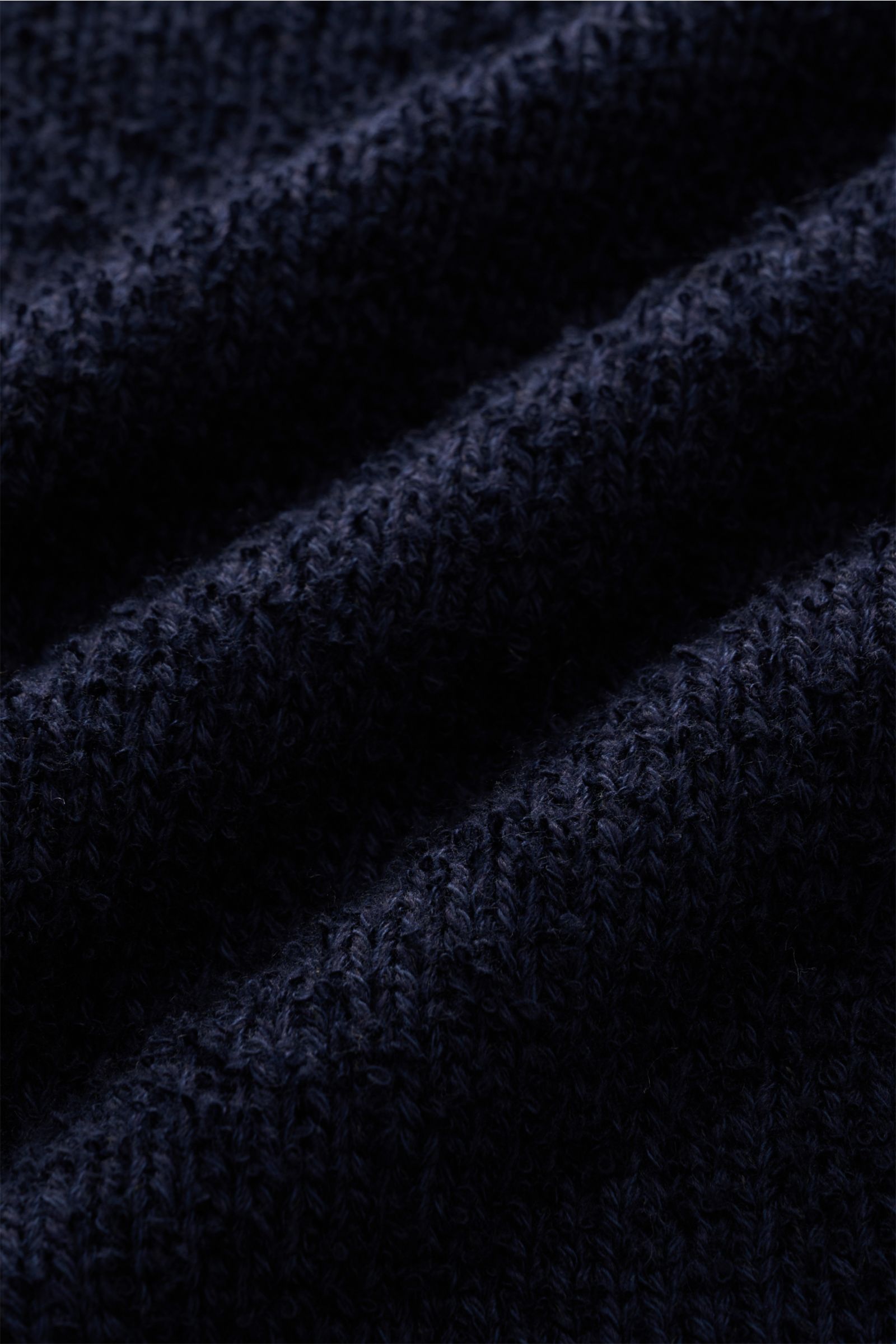 Close-up front view of the Closed Cardigan navy showing navy blue cotton-wool bouclé knit texture with soft feel.

Description: Dieser relaxte Cardigan aus Baumwoll-Mix mit Wolle in Bouclé-Strick vom Hamburger Label CLOSED ist ein lässiger und stylishe