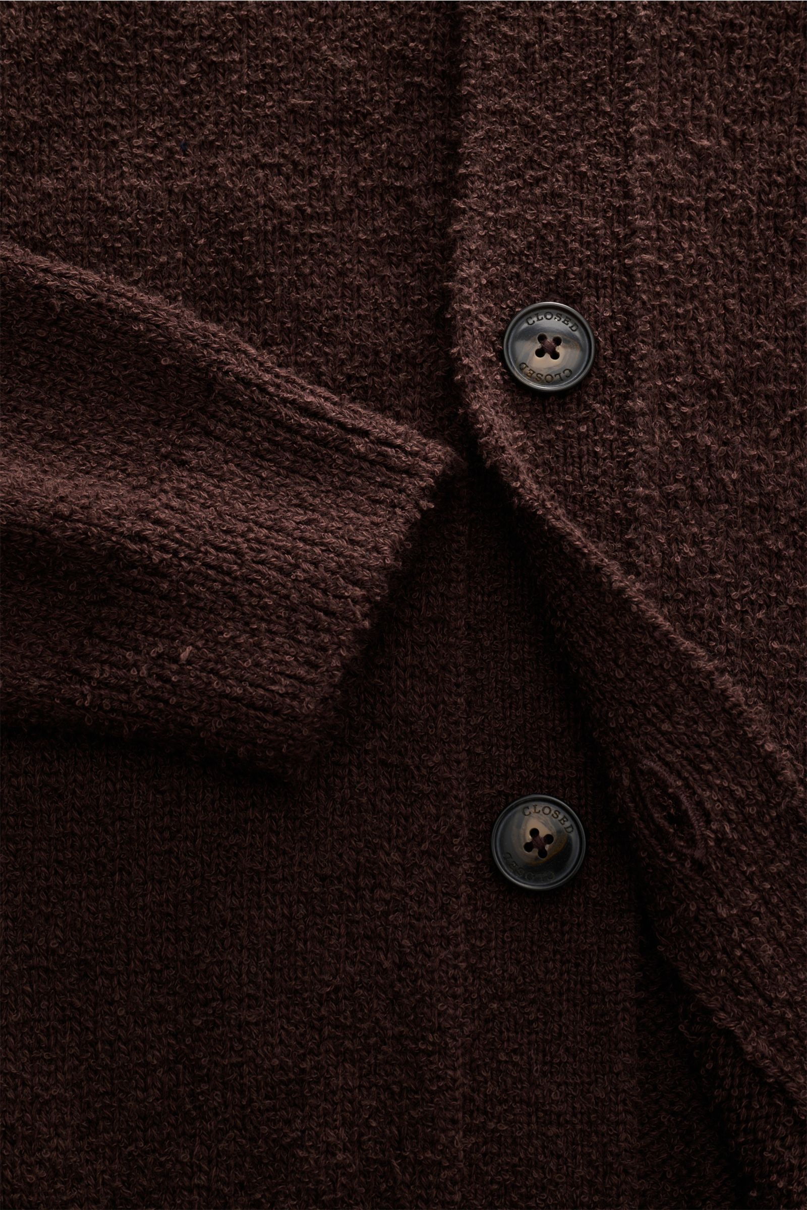 Close-up front view of Closed Cardigan dunkelbraun in boucle knit with four-button placket and ribbed cuffs, cotton-wool mix.

Description: Dieser relaxte Cardigan aus Baumwoll-Mix mit Wolle in Bouclé-Strick vom Hamburger Label CLOSED ist ein lässiger 