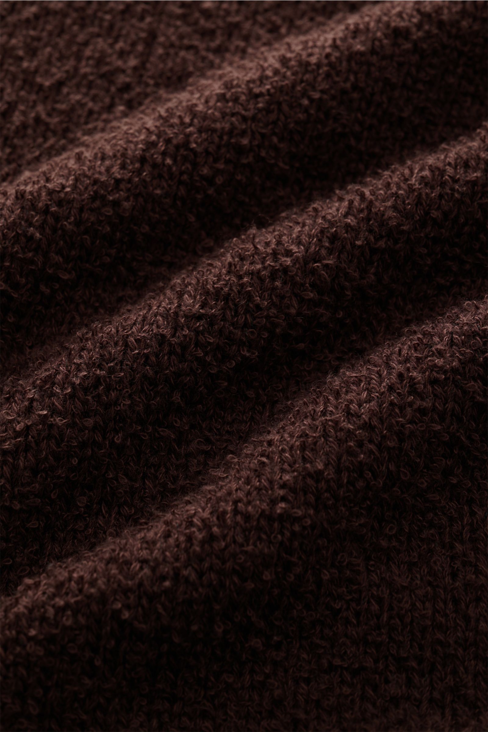 Close-up front view of Closed Cardigan dunkelbraun showing the textured bouclé knit fabric in dark brown.

Description: 
Dieser relaxte Cardigan aus Baumwoll-Mix mit Wolle in Bouclé-Strick vom Hamburger Label CLOSED ist ein lässiger und stylisher Begle