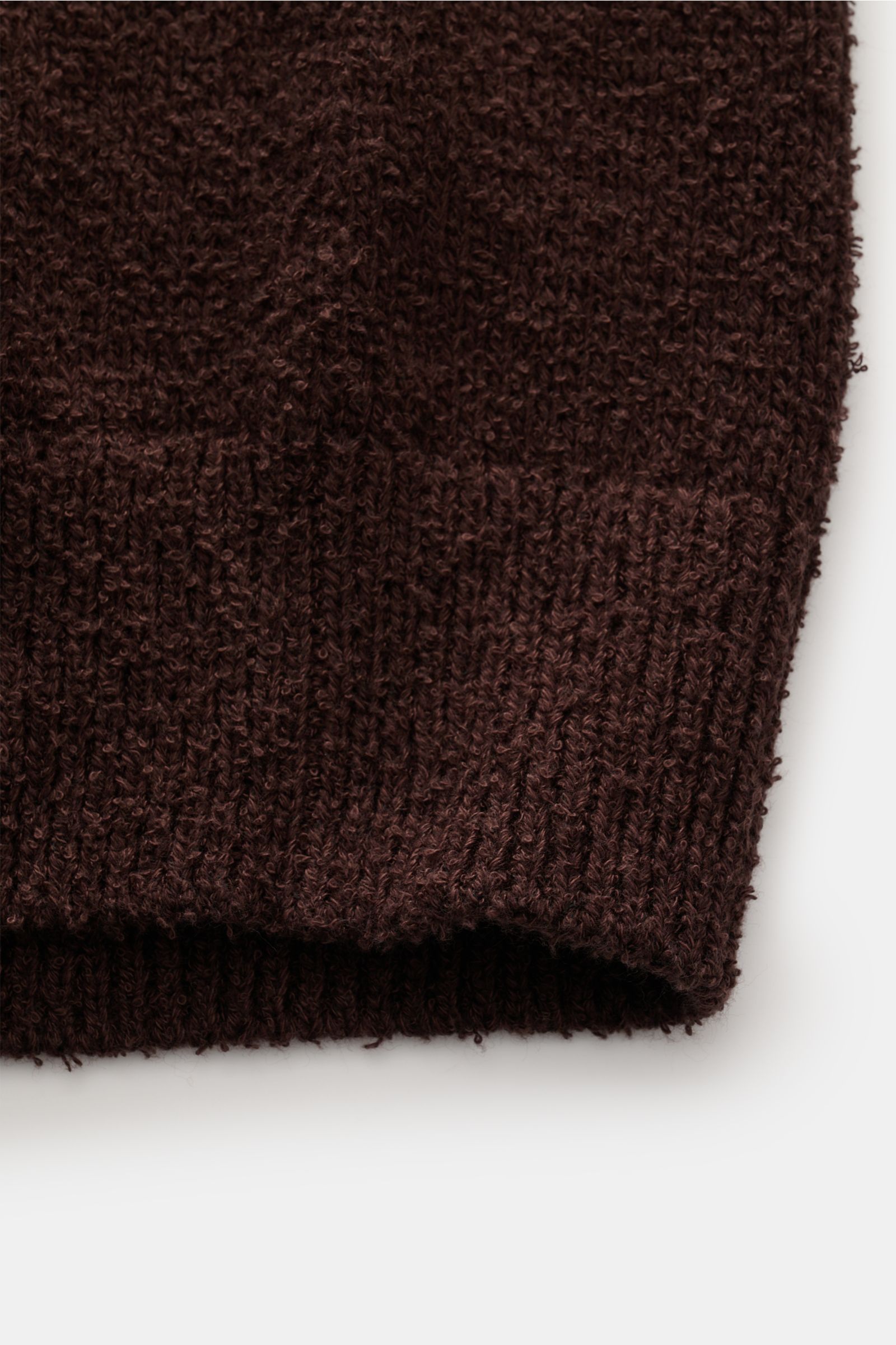 Close-up of the lower sleeve and cuff of the Closed Cardigan dunkelbraun showing soft, boucle knit texture and ribbed cuff from a side angle.

Description: Dieser relaxte Cardigan aus Baumwoll-Mix mit Wolle in Bouclé-Strick vom Hamburger Label CLOSED i