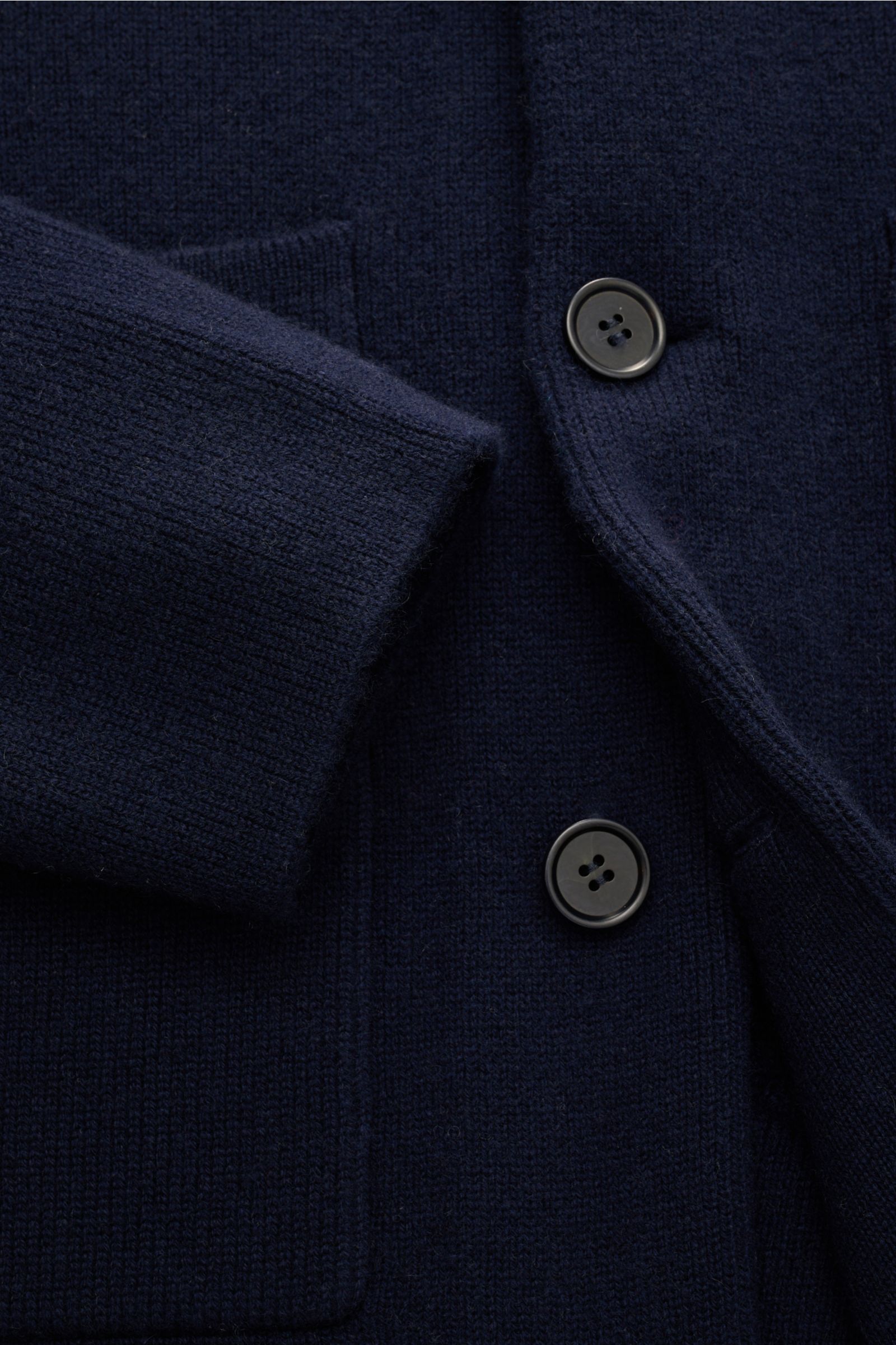 Close-up front-angle view of Lisa Yang Cashmere cardigan 'Louis' navy showing heavy fabric, large patch pocket, and black buttons.

Description: Scandinavian lines by LISA YANG: The cardigan 'Louis' is made of heavy fabric in fine cashmere and is an es