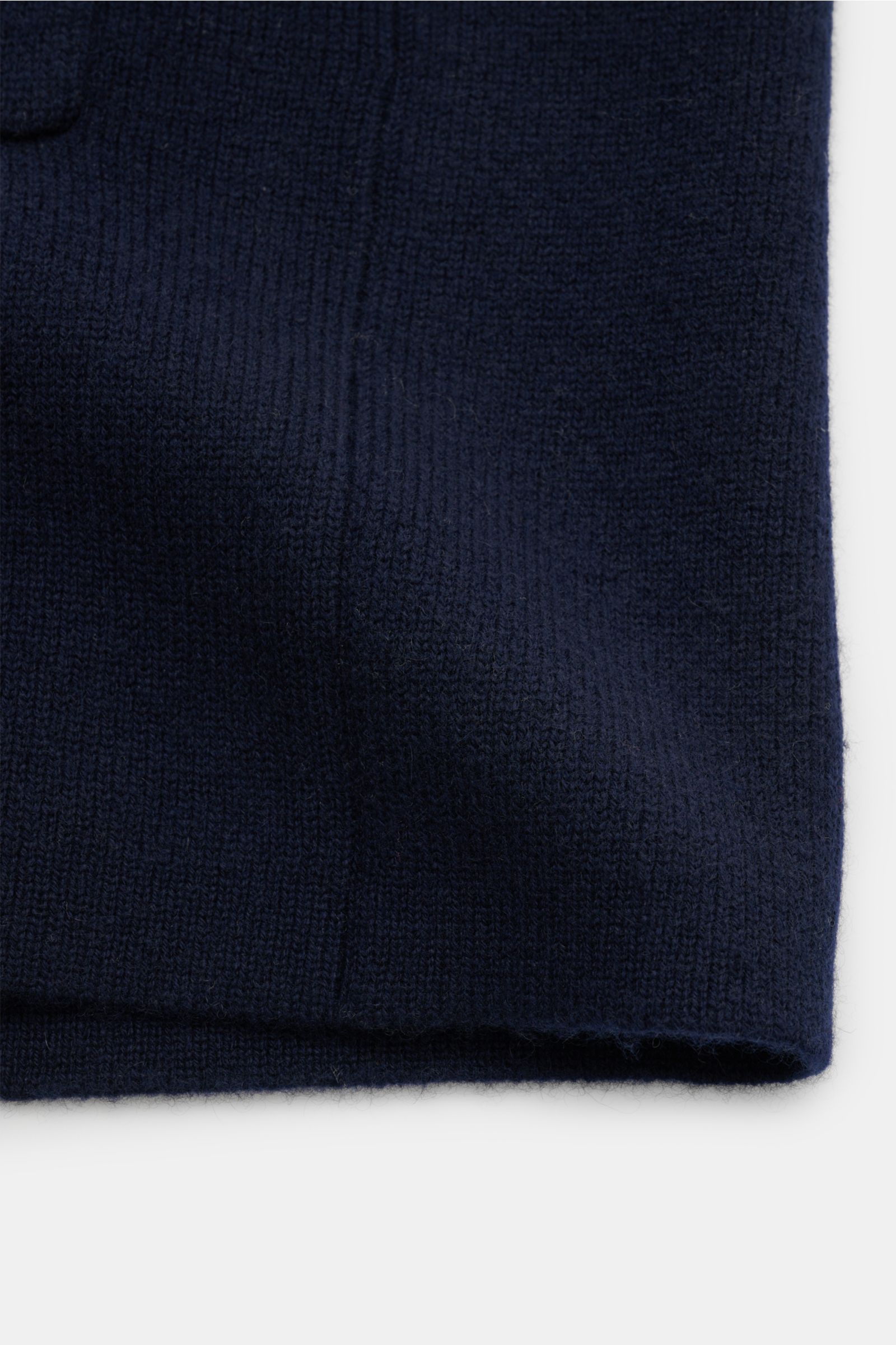 Close-up of the navy fabric of the Lisa Yang Cashmere cardigan 'Louis', showing the medium-fine knit and texture from a front perspective. Scandinavian lines by LISA YANG: The cardigan 'Louis' is made of heavy fabric in fine cashmere and is an essential p