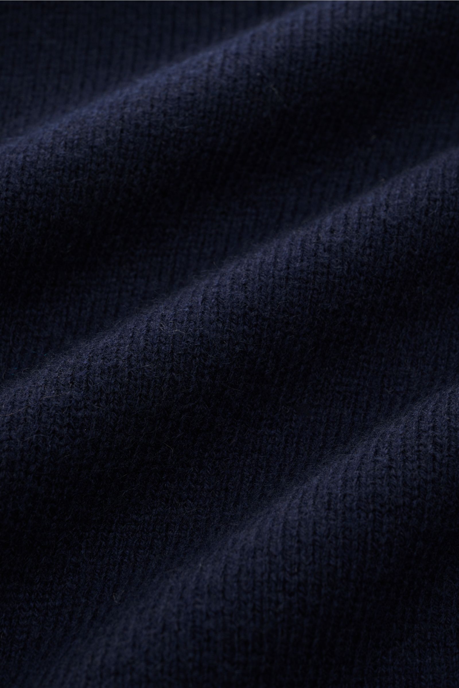 Close-up front view of Lisa Yang Cashmere cardigan 'Louis' navy fabric showing medium-fine knit, voluminous heavy pure cashmere with soft feel.

Scandinavian lines by LISA YANG: The cardigan 'Louis' is made of heavy fabric in fine cashmere and is an es
