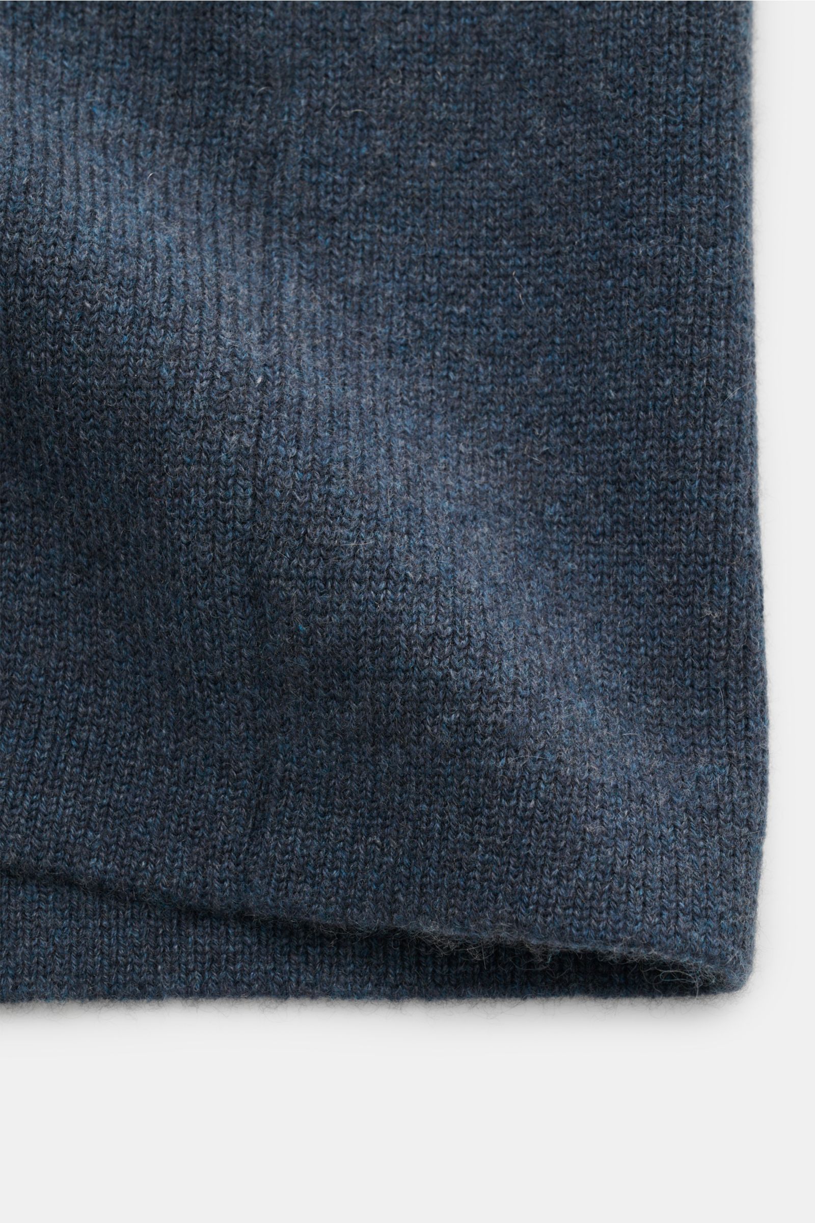 Close-up view of the fabric texture of the Lisa Yang Cashmere cardigan 'Louis' grey-blue, showcasing the medium-fine knit and soft, voluminous cashmere material. Scandinavian lines by LISA YANG: The cardigan 'Louis' is made of heavy fabric in fine cashmer