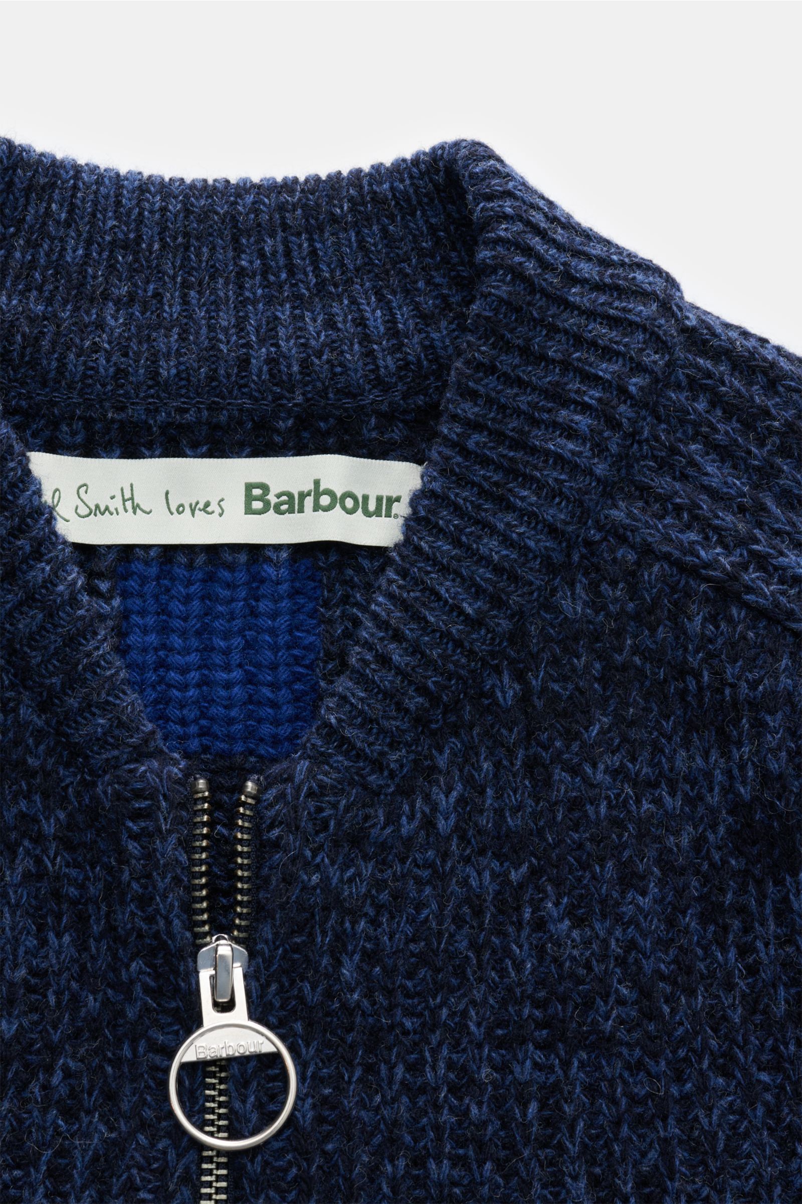 Nahaufnahme der Barbour Strickjacke 'Knit Bomber' blau/navy gestreift mit voluminösem Patent-Strickmuster, weichem Griff und Zwei-Wege-Reißverschluss, fotografiert von oben.