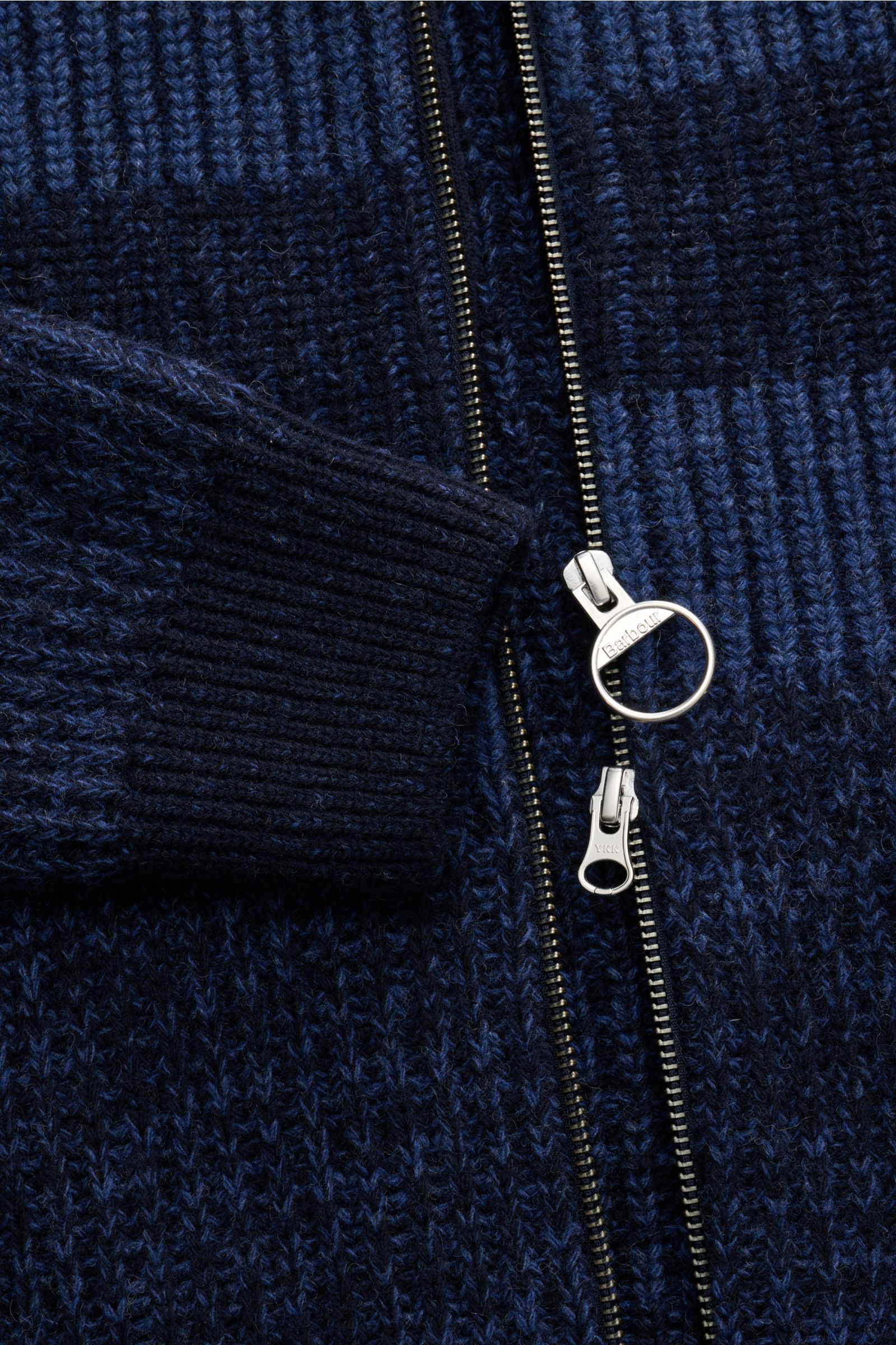 Nahaufnahme der Barbour Strickjacke 'Knit Bomber' blau/navy gestreift mit Patent-Strickmuster, weichem Griff und zwei-Wege-Reißverschluss.