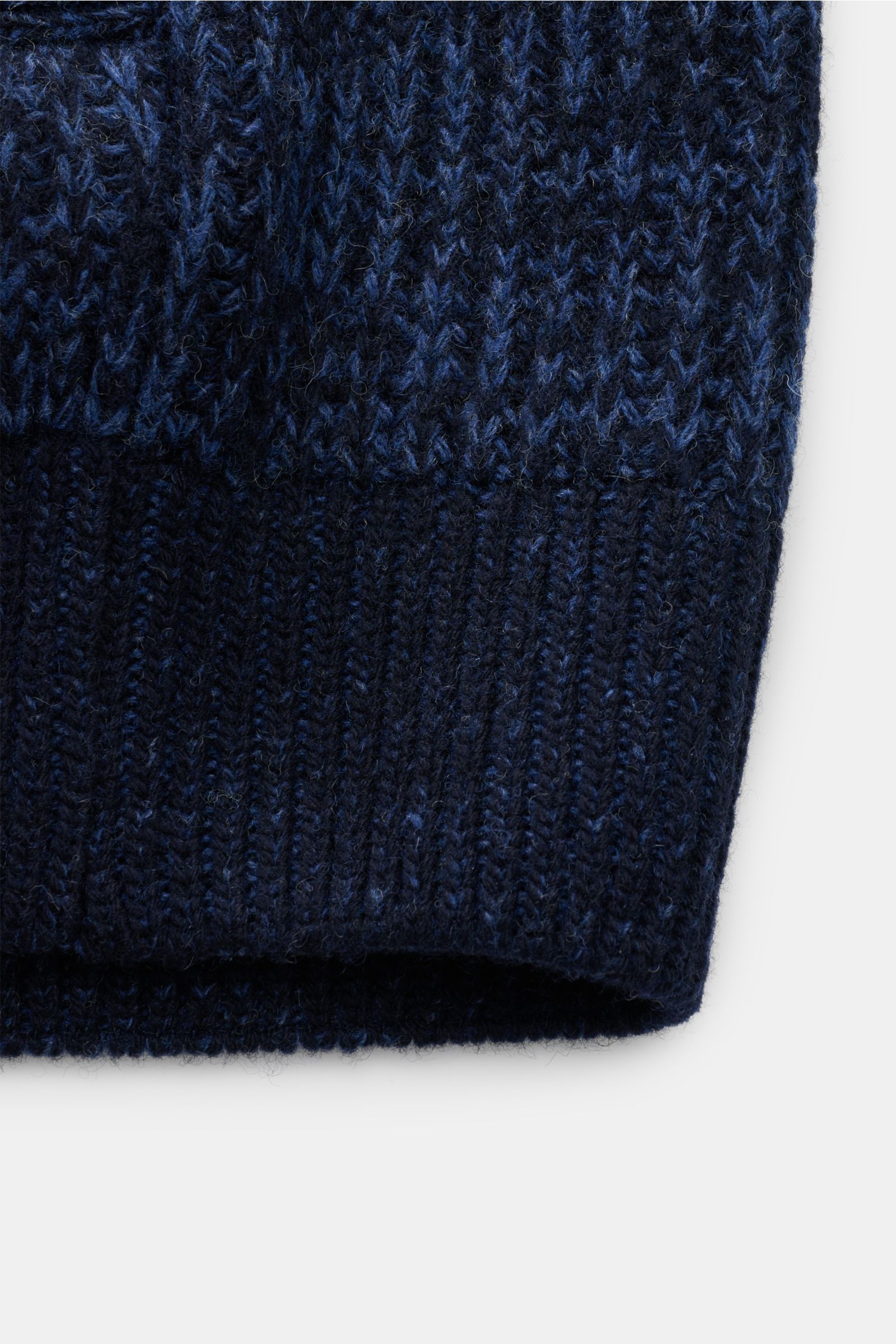 Nahaufnahme der Strickstruktur der Barbour Strickjacke 'Knit Bomber' blau/navy gestreift mit weichem Griff und voluminösem Patentmuster.