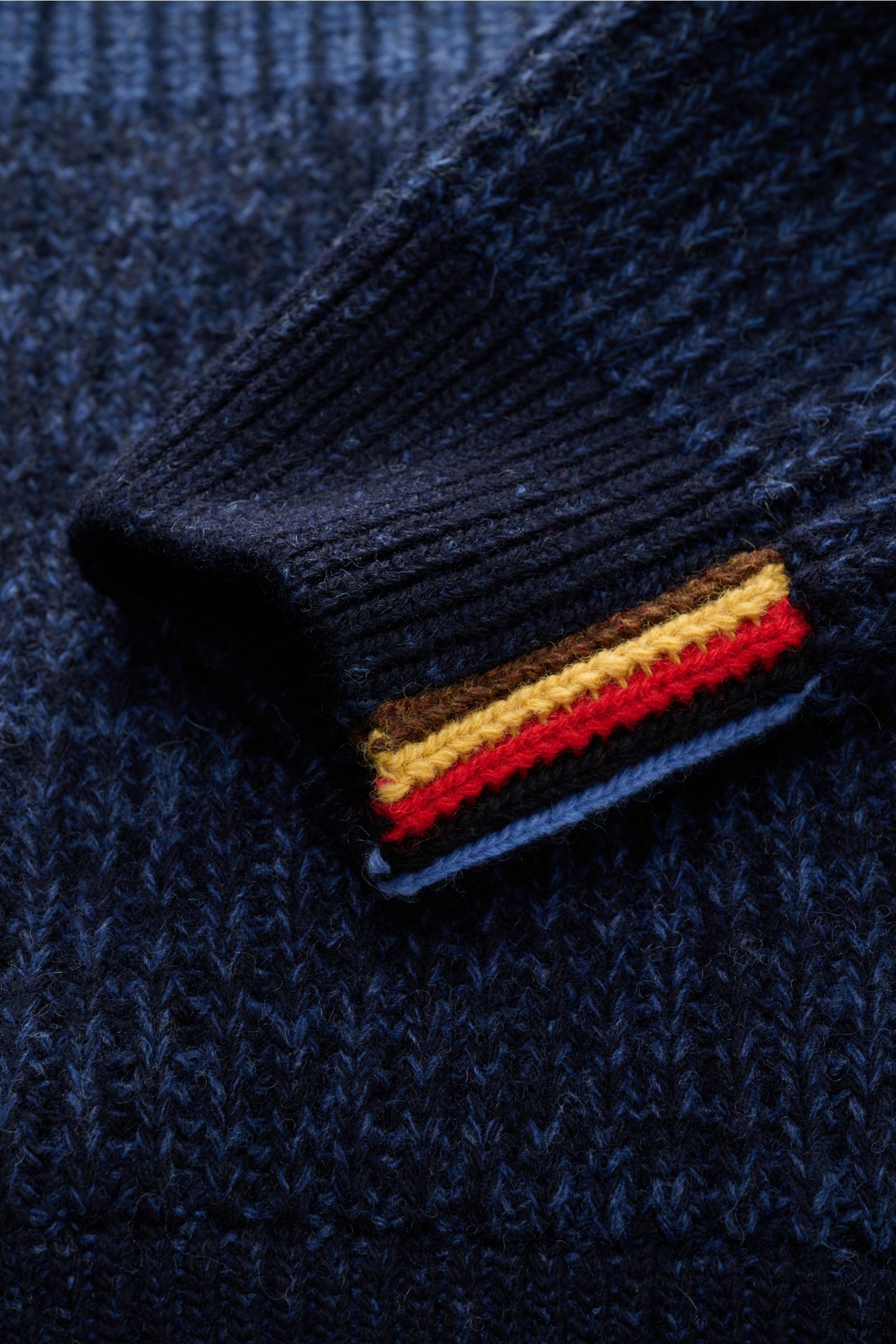 Barbour Strickjacke 'Knit Bomber' blau/navy gestreift, Detailaufnahme des Ärmels mit voluminösem Patent-Strickmuster und farbigen Bündchen, reine Wolle.