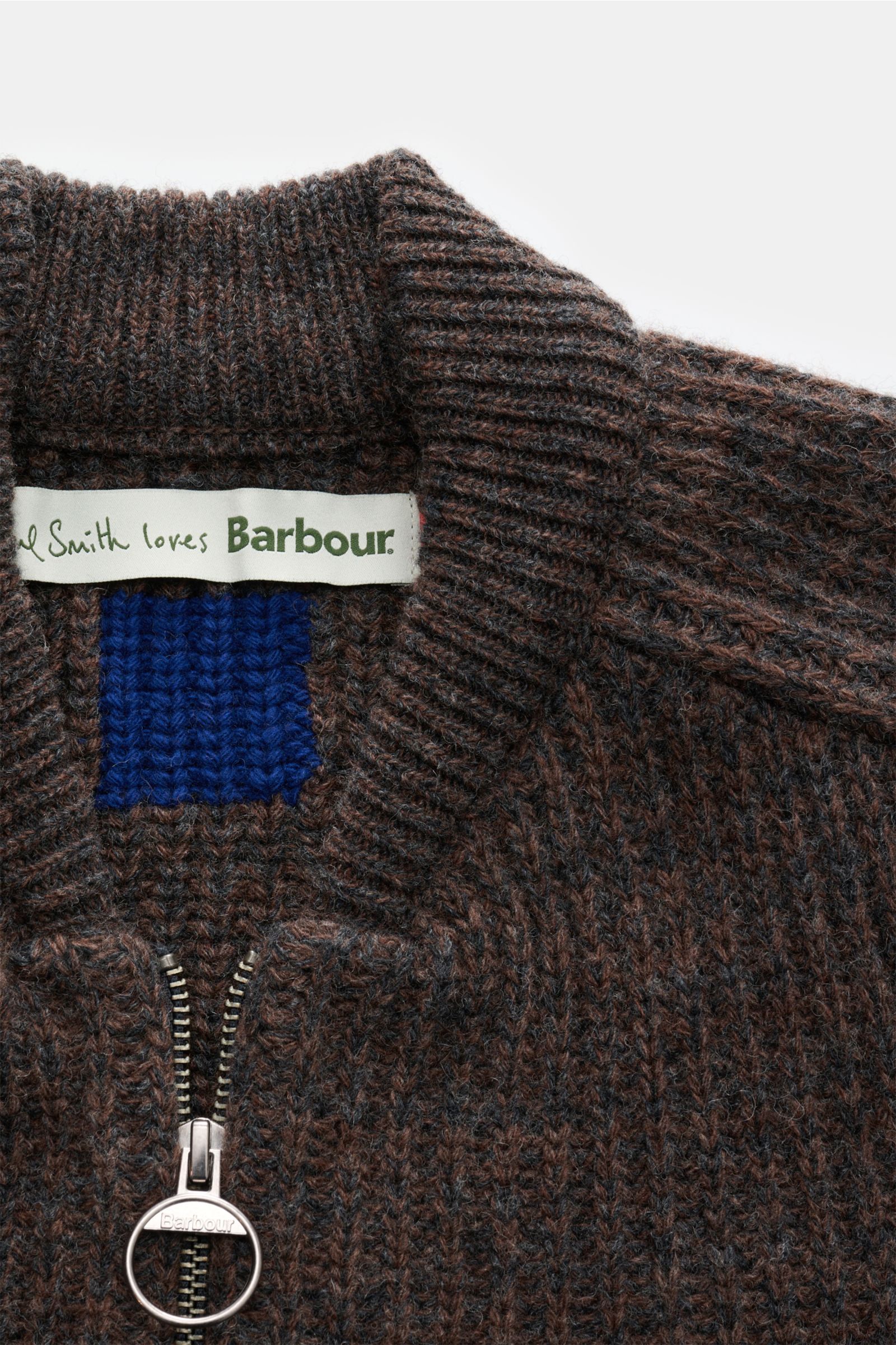 Barbour Strickjacke 'Knit Bomber' dunkelbraun/dunkelgrau gestreift, Detailaufnahme von Kragen und Reißverschluss, weiche reine Wolle, Patent-Strickmuster.