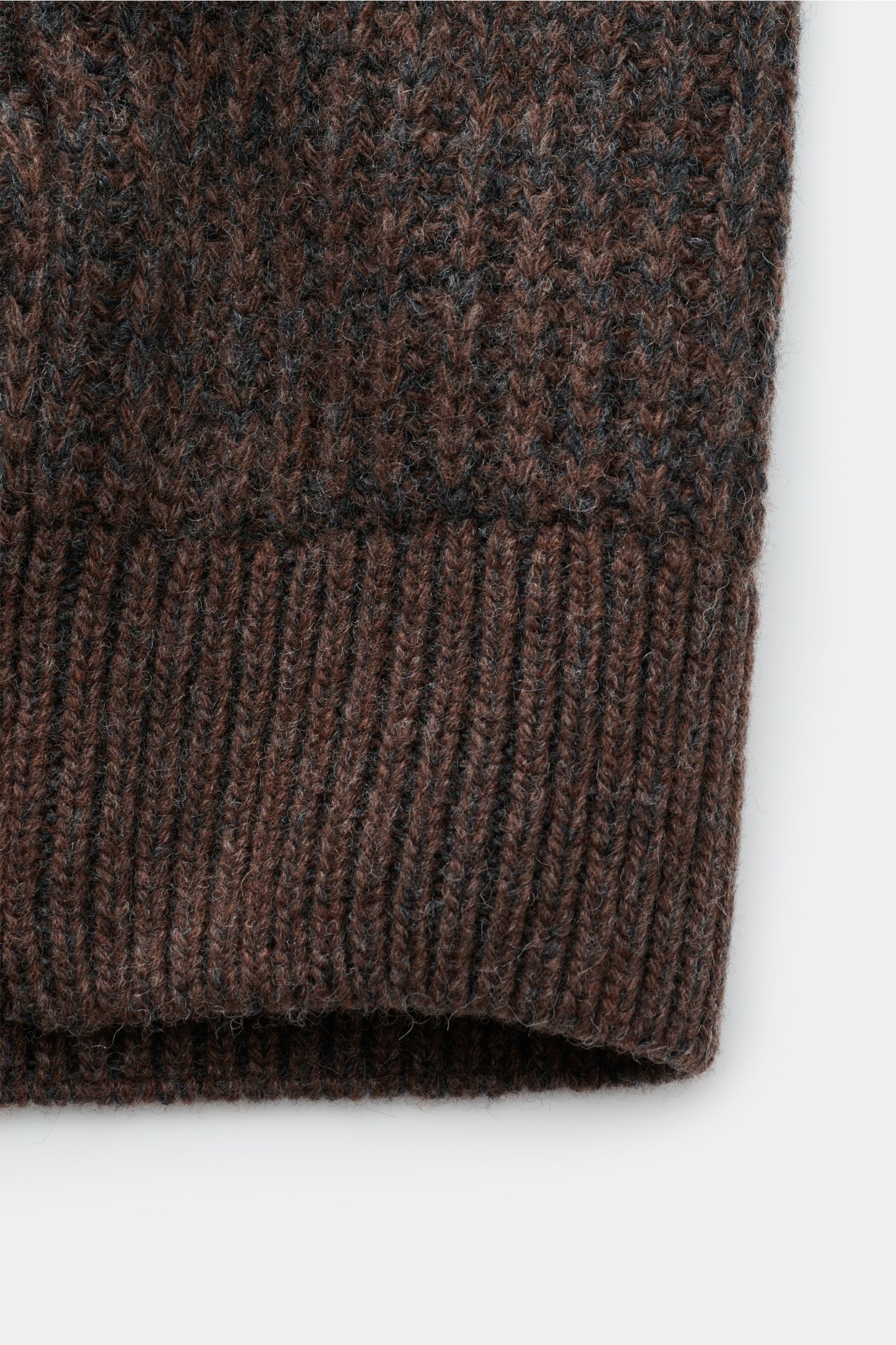 Nahaufnahme der Barbour Strickjacke 'Knit Bomber' dunkelbraun/dunkelgrau gestreift mit voluminösem Patent-Strickmuster und weichem Griff.